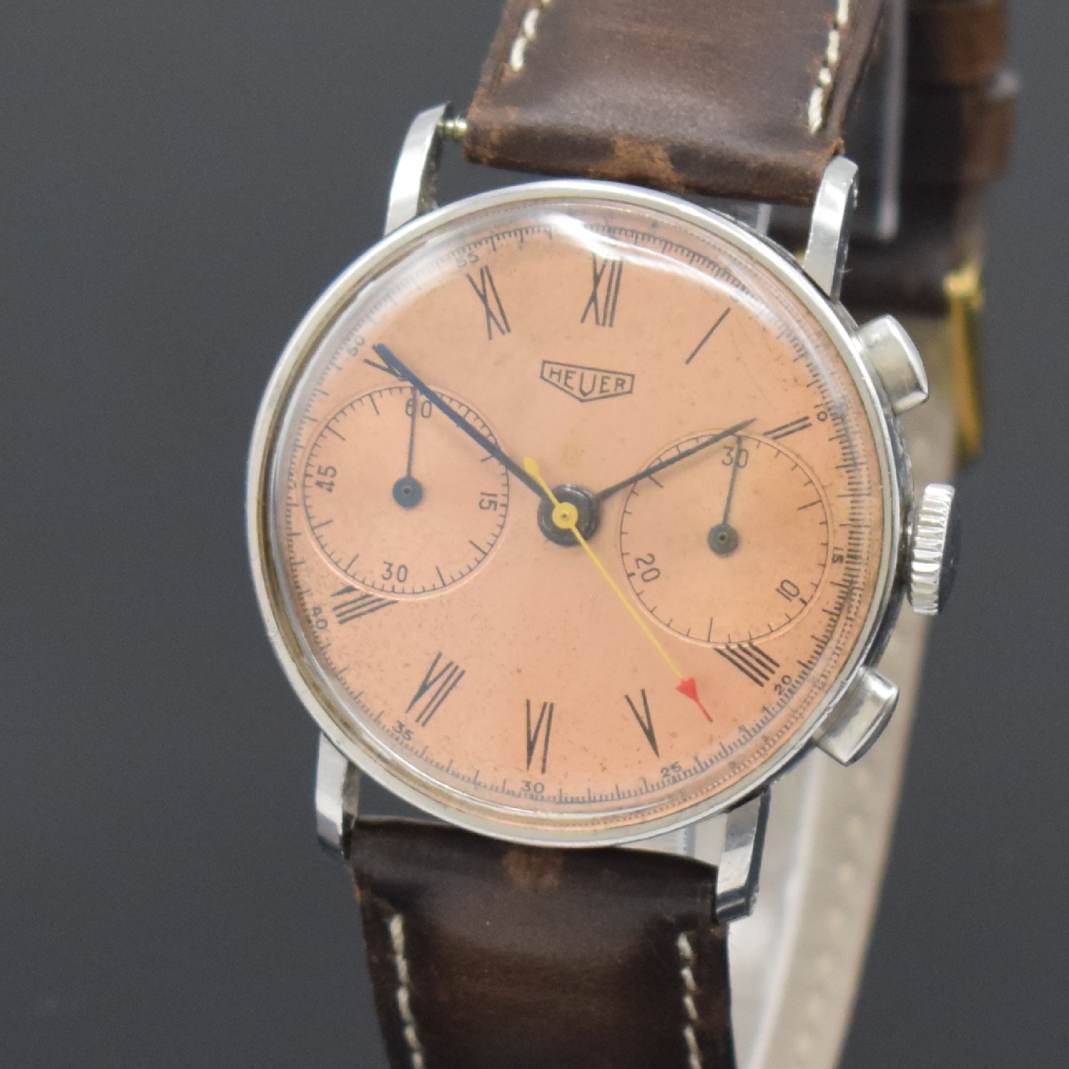 Detail a: HEUER früher Schaltradchronograph in Stahl Referenz 2402, Handaufzug, Schweiz um 1942, 3-teil. Geh., Boden und Glasrand aufgedr., kupferfarb. ...