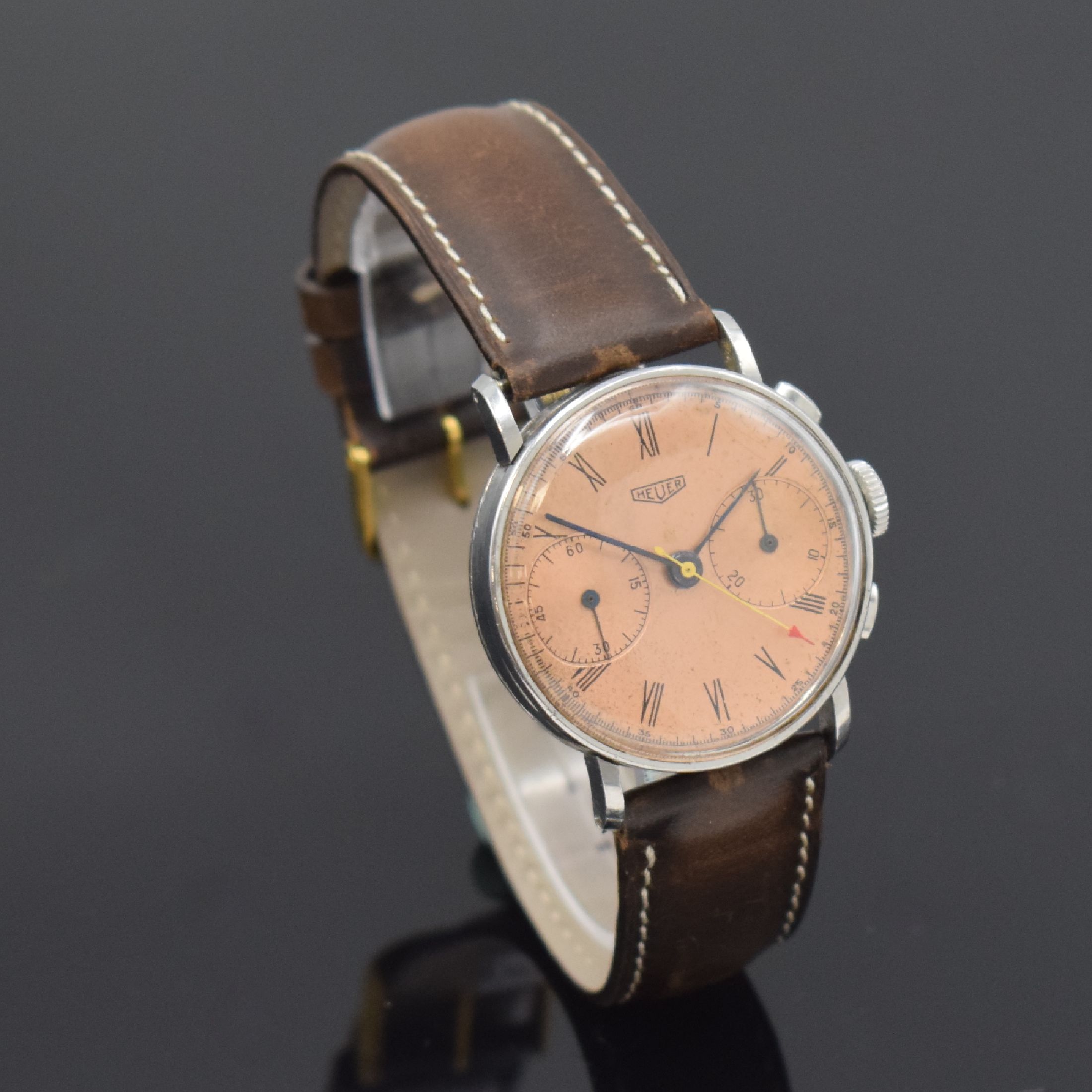 Detail b: HEUER früher Schaltradchronograph in Stahl Referenz 2402, Handaufzug, Schweiz um 1942, 3-teil. Geh., Boden und Glasrand aufgedr., kupferfarb. ...