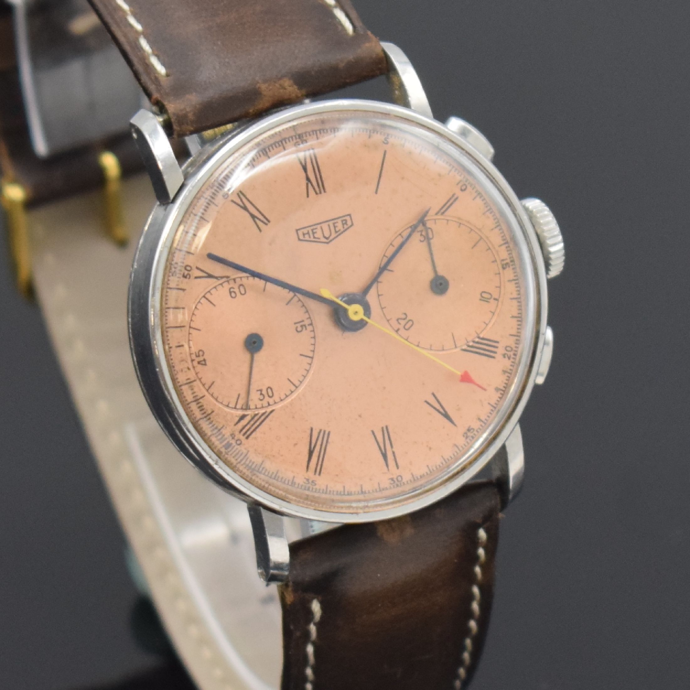 Detail c: HEUER früher Schaltradchronograph in Stahl Referenz 2402, Handaufzug, Schweiz um 1942, 3-teil. Geh., Boden und Glasrand aufgedr., kupferfarb. ...
