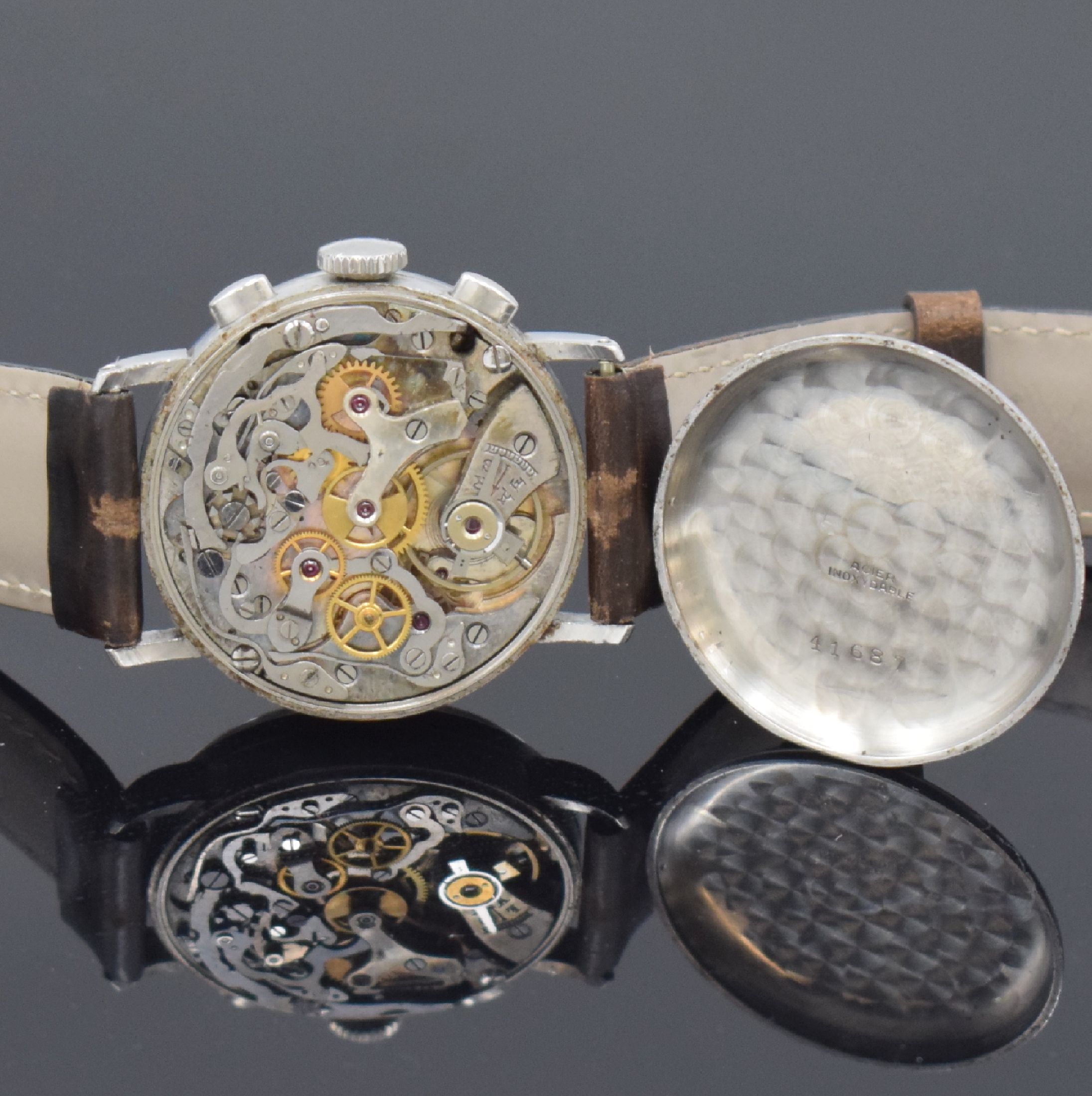 Detail d: HEUER früher Schaltradchronograph in Stahl Referenz 2402, Handaufzug, Schweiz um 1942, 3-teil. Geh., Boden und Glasrand aufgedr., kupferfarb. ...