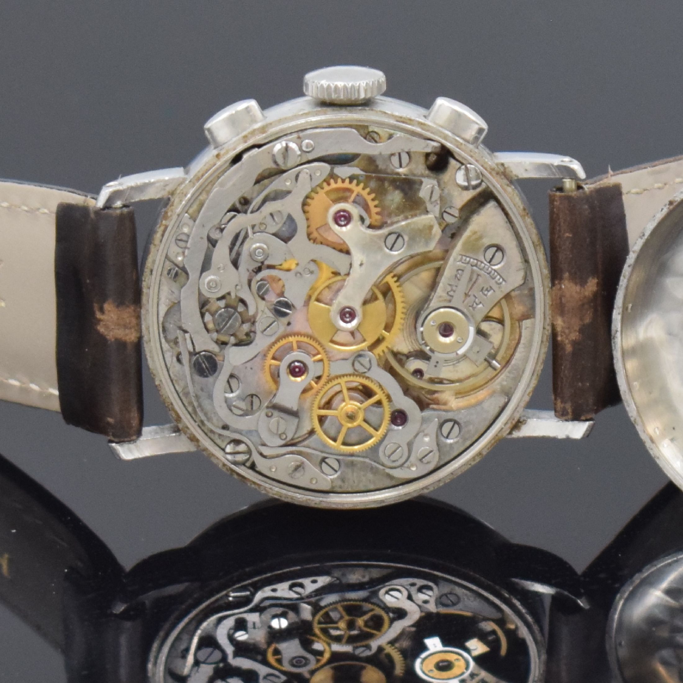 Detail e: HEUER früher Schaltradchronograph in Stahl Referenz 2402, Handaufzug, Schweiz um 1942, 3-teil. Geh., Boden und Glasrand aufgedr., kupferfarb. ...