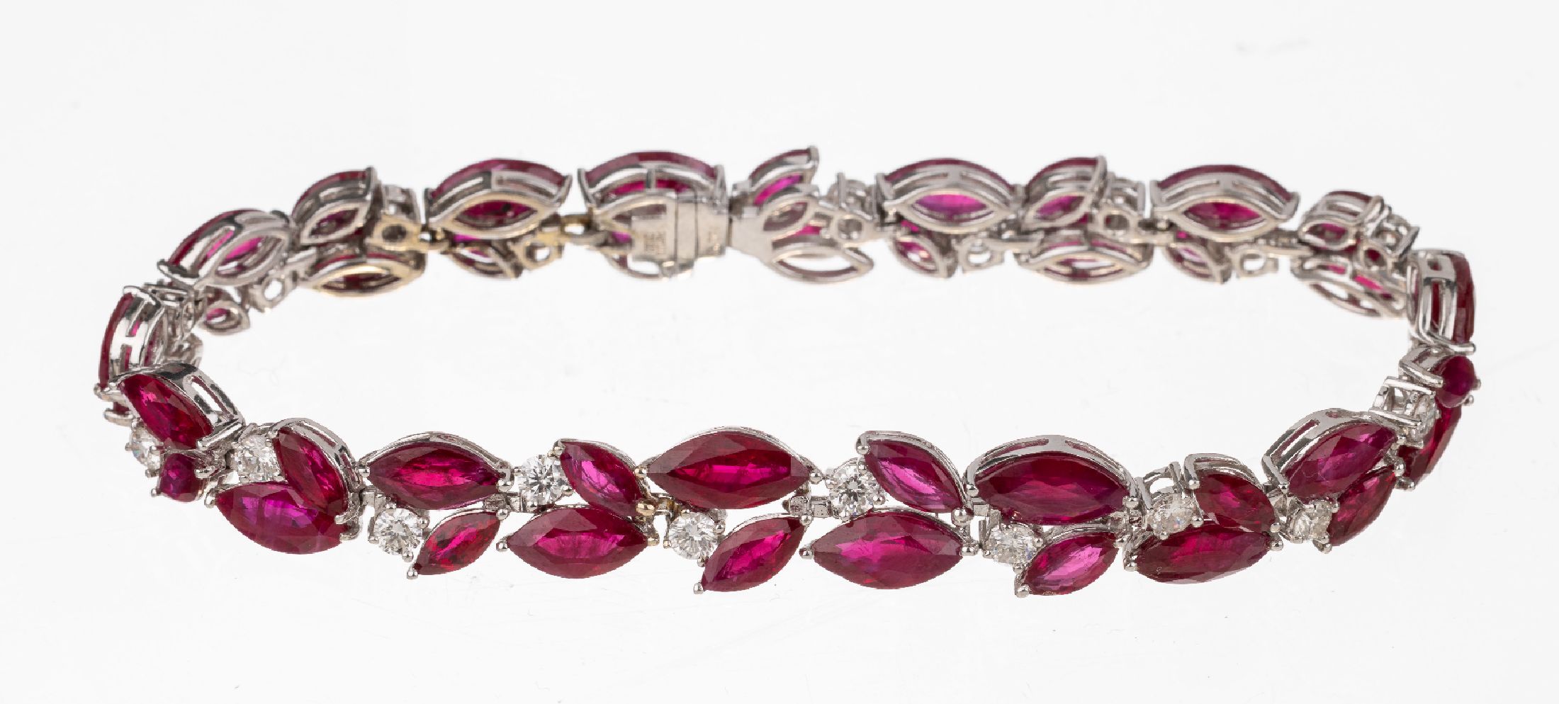 Detail a: 18 kt Gold Rubin-Brillant-Armband, WG 750/ 000, 42 Rubin-Navettes (beh.) zus. ca. 21.76 ct, 1 Stein besch., 21 Brillanten zus. ca. 1.92 ct Weiß/si, ...