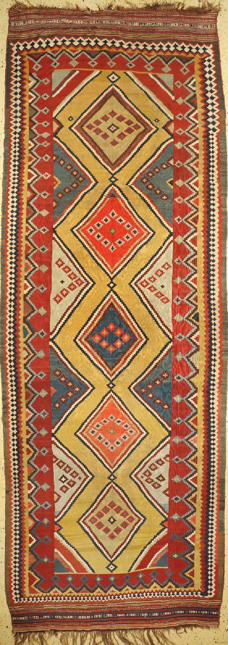 Ghaschgai Kelim antik, Persien, um 1900, Wolle auf Wolle, ca. 430 x 155 cm, EHZ: 2, alte Restaurierungen, fleckig