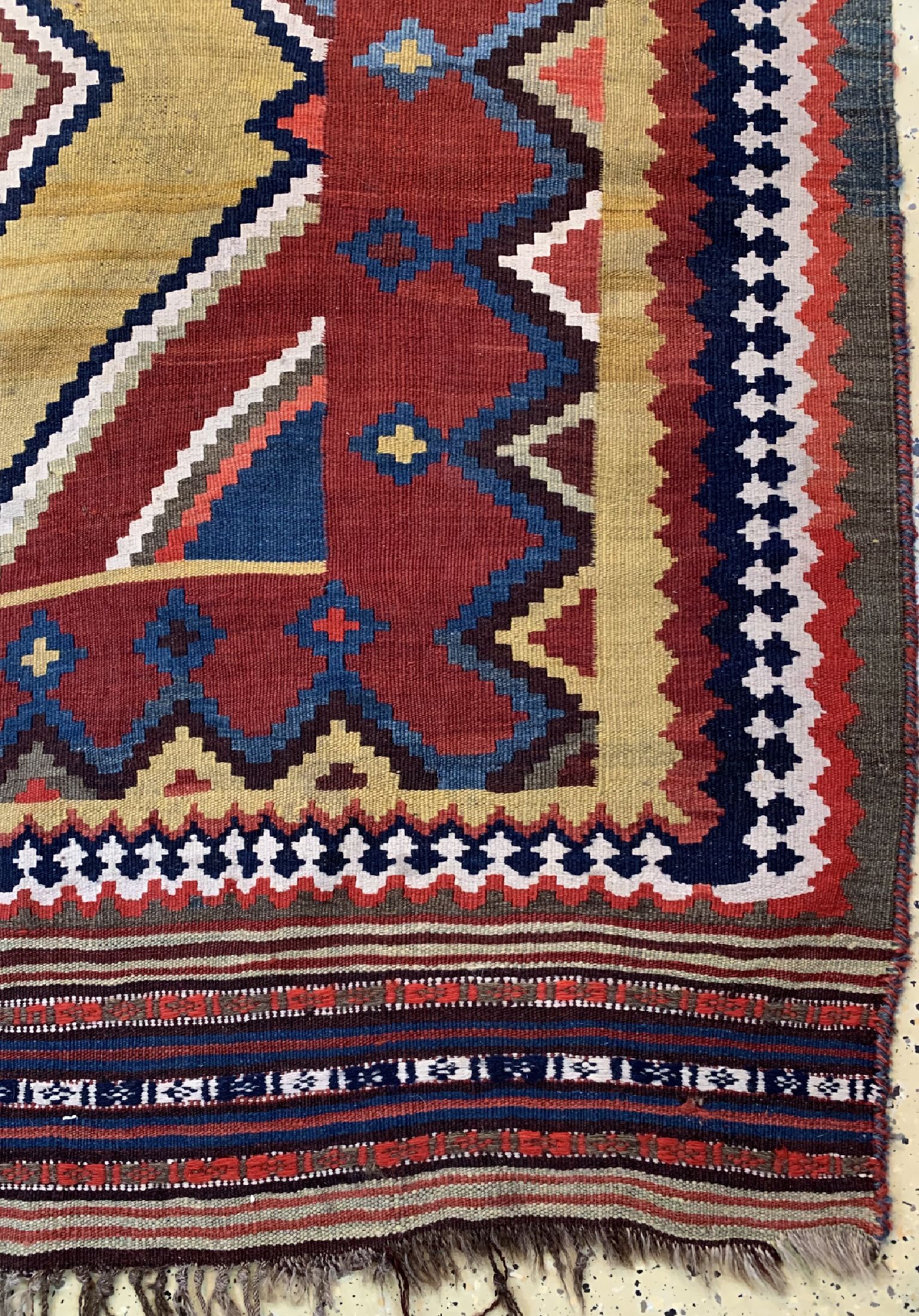 Detail a: Ghaschgai Kelim antik, Persien, um 1900, Wolle auf Wolle, ca. 430 x 155 cm, EHZ: 2, alte Restaurierungen, fleckig