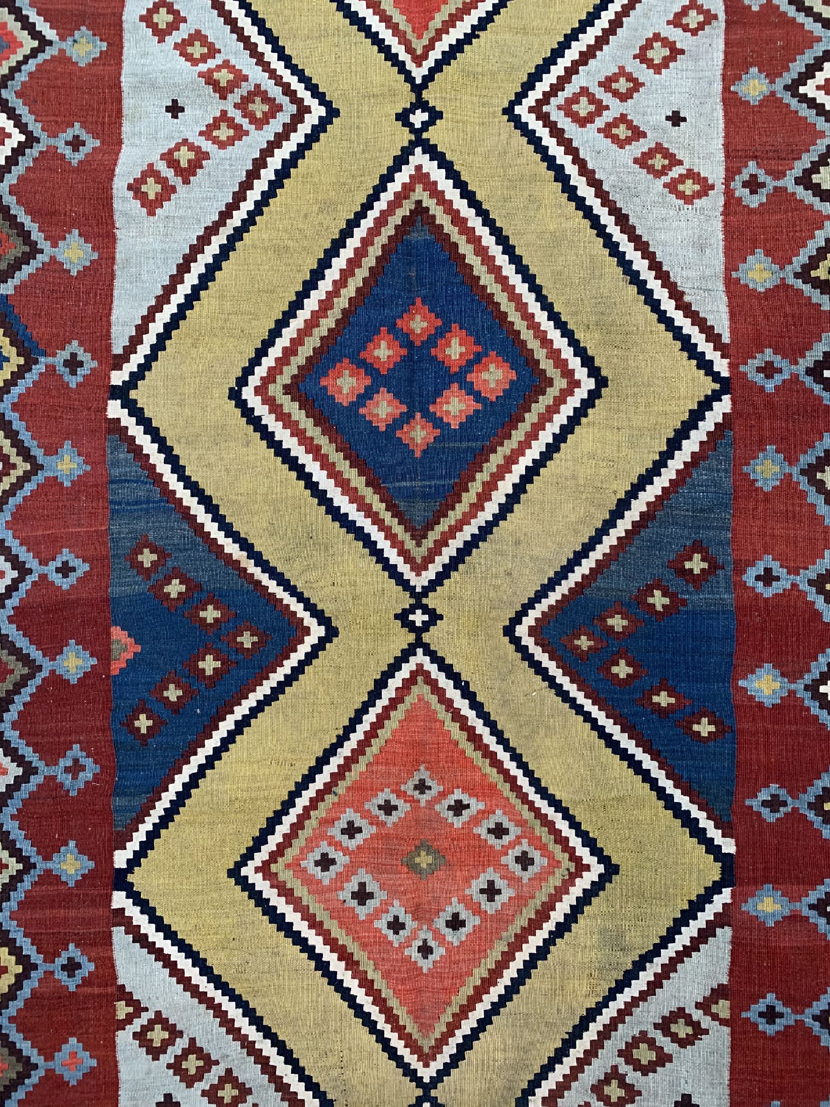 Detail b: Ghaschgai Kelim antik, Persien, um 1900, Wolle auf Wolle, ca. 430 x 155 cm, EHZ: 2, alte Restaurierungen, fleckig