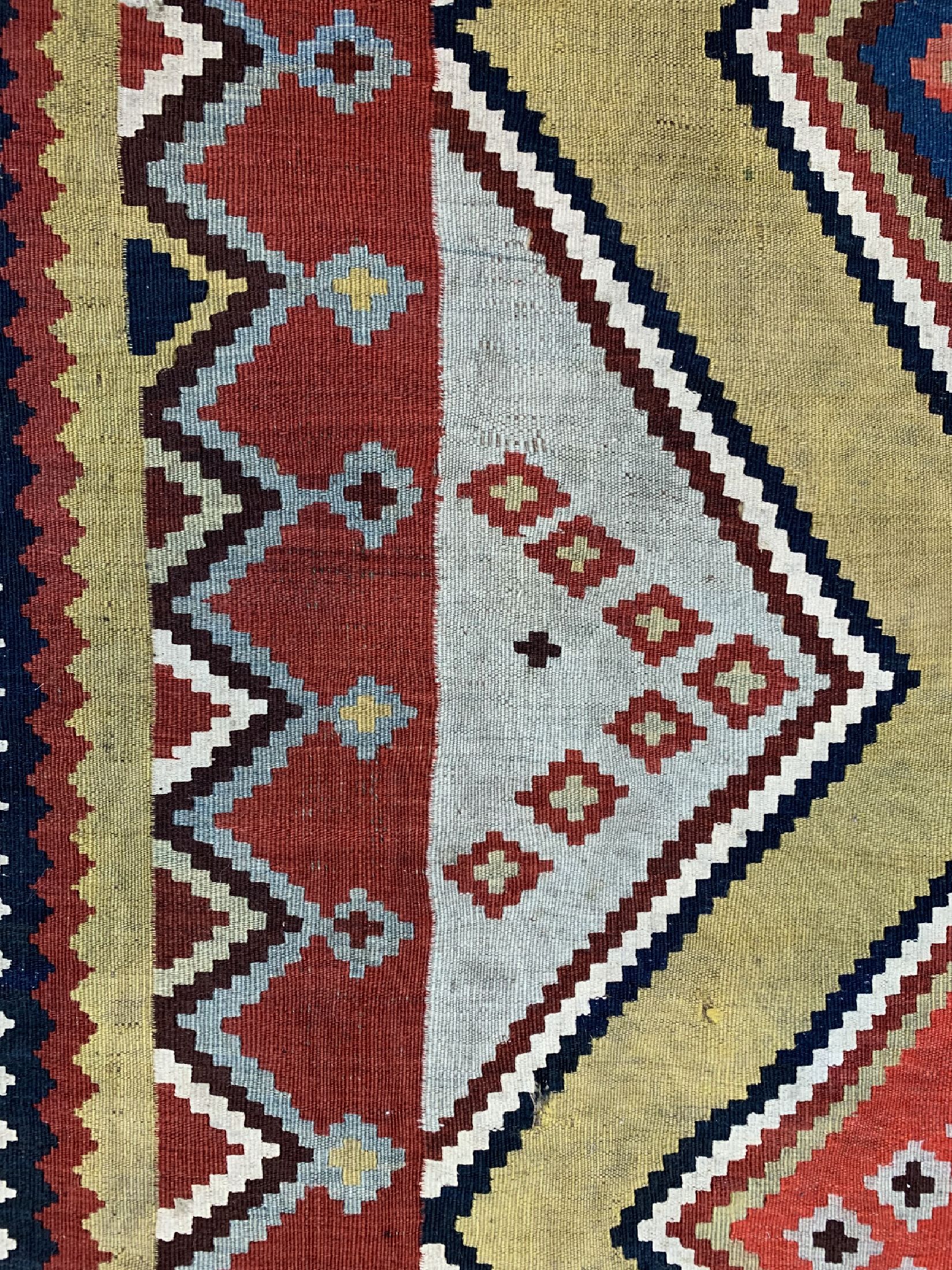 Detail c: Ghaschgai Kelim antik, Persien, um 1900, Wolle auf Wolle, ca. 430 x 155 cm, EHZ: 2, alte Restaurierungen, fleckig