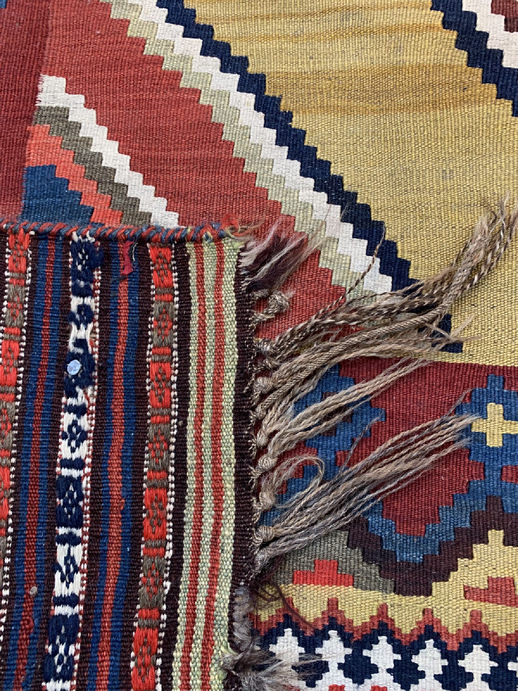 Detail d: Ghaschgai Kelim antik, Persien, um 1900, Wolle auf Wolle, ca. 430 x 155 cm, EHZ: 2, alte Restaurierungen, fleckig