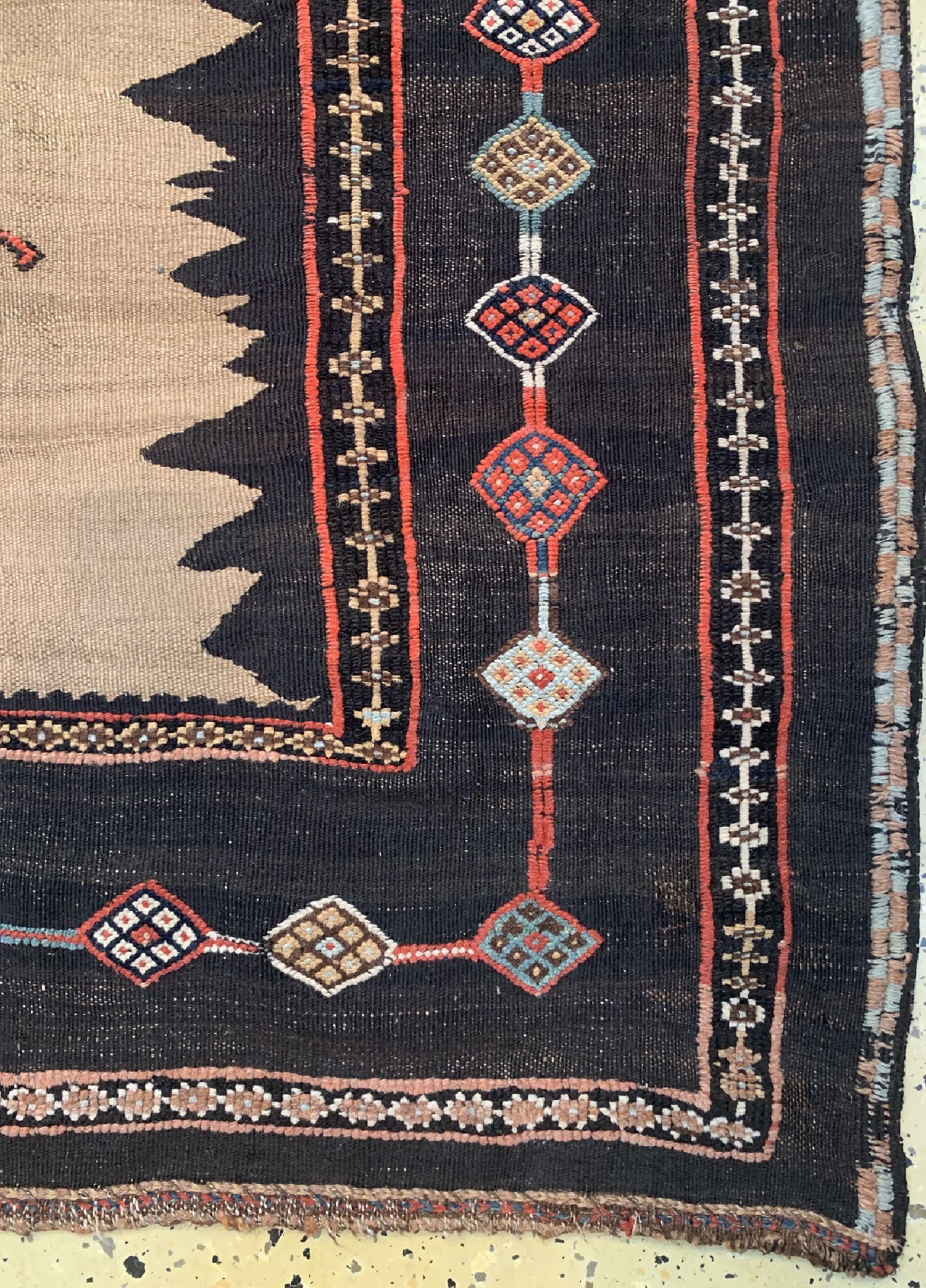 Detail a: Weramin Sofreh antik, Persien, 19.Jhd, Kamelwolle auf Wolle, ca. 175 x 170 cm, EHZ: 2-3