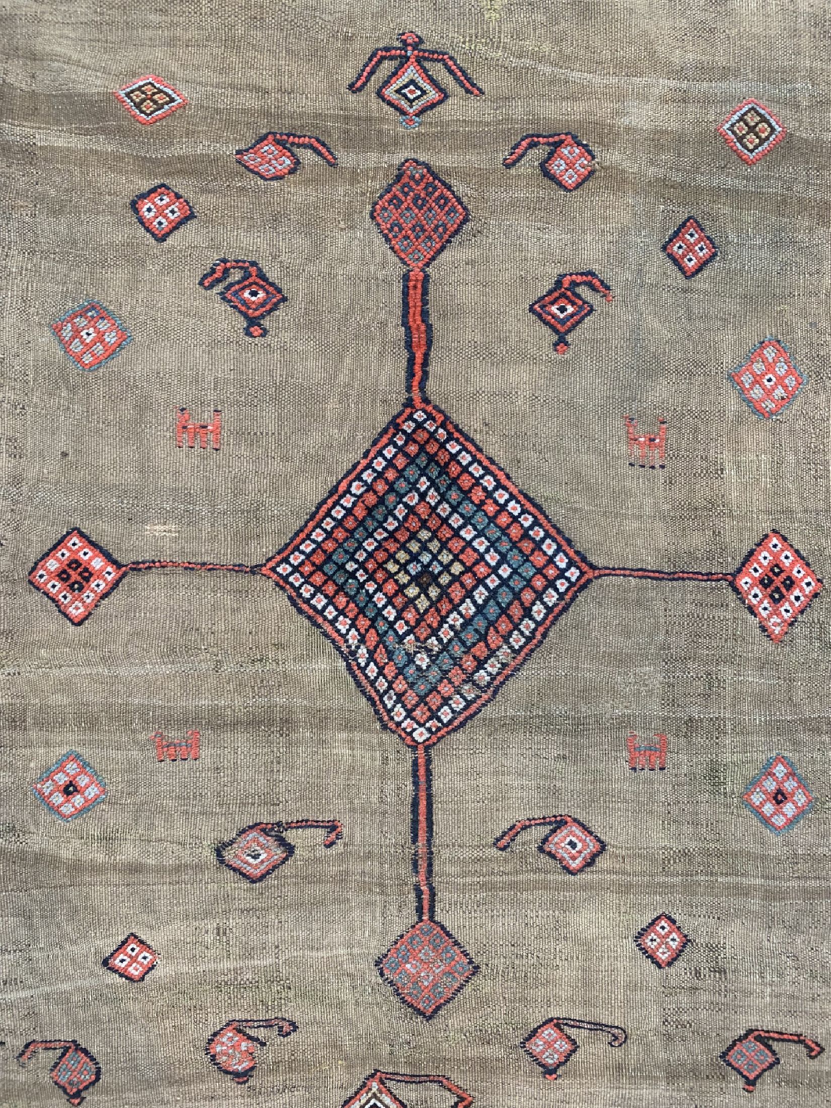 Detail b: Weramin Sofreh antik, Persien, 19.Jhd, Kamelwolle auf Wolle, ca. 175 x 170 cm, EHZ: 2-3