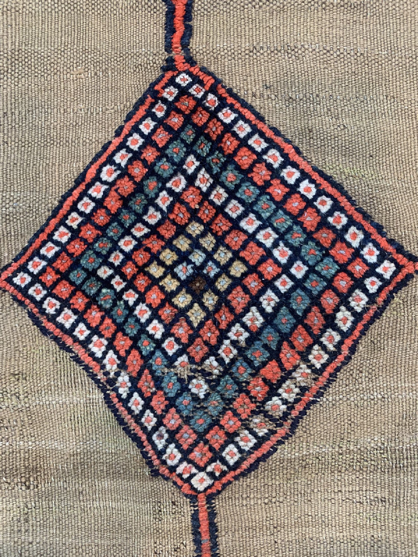 Detail c: Weramin Sofreh antik, Persien, 19.Jhd, Kamelwolle auf Wolle, ca. 175 x 170 cm, EHZ: 2-3