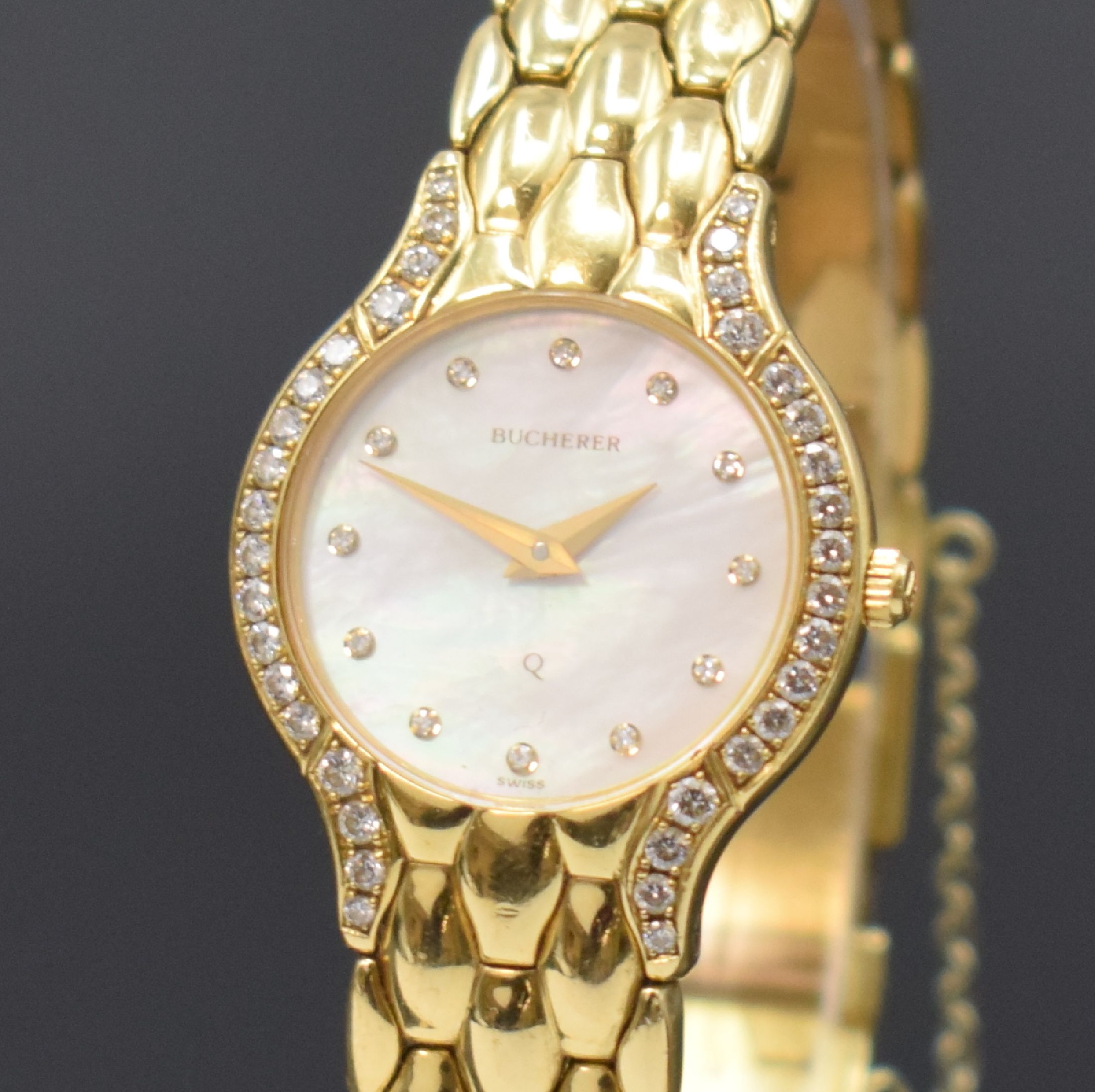 Detail a: BUCHERER Damenarmbanduhr in GG 750/000, Schweiz um 1990, quarz, 2-teil. Gehäuse, Boden aufgedr., Lünette aufw. m. Diamanten bes., Gliederbd. in GG ...