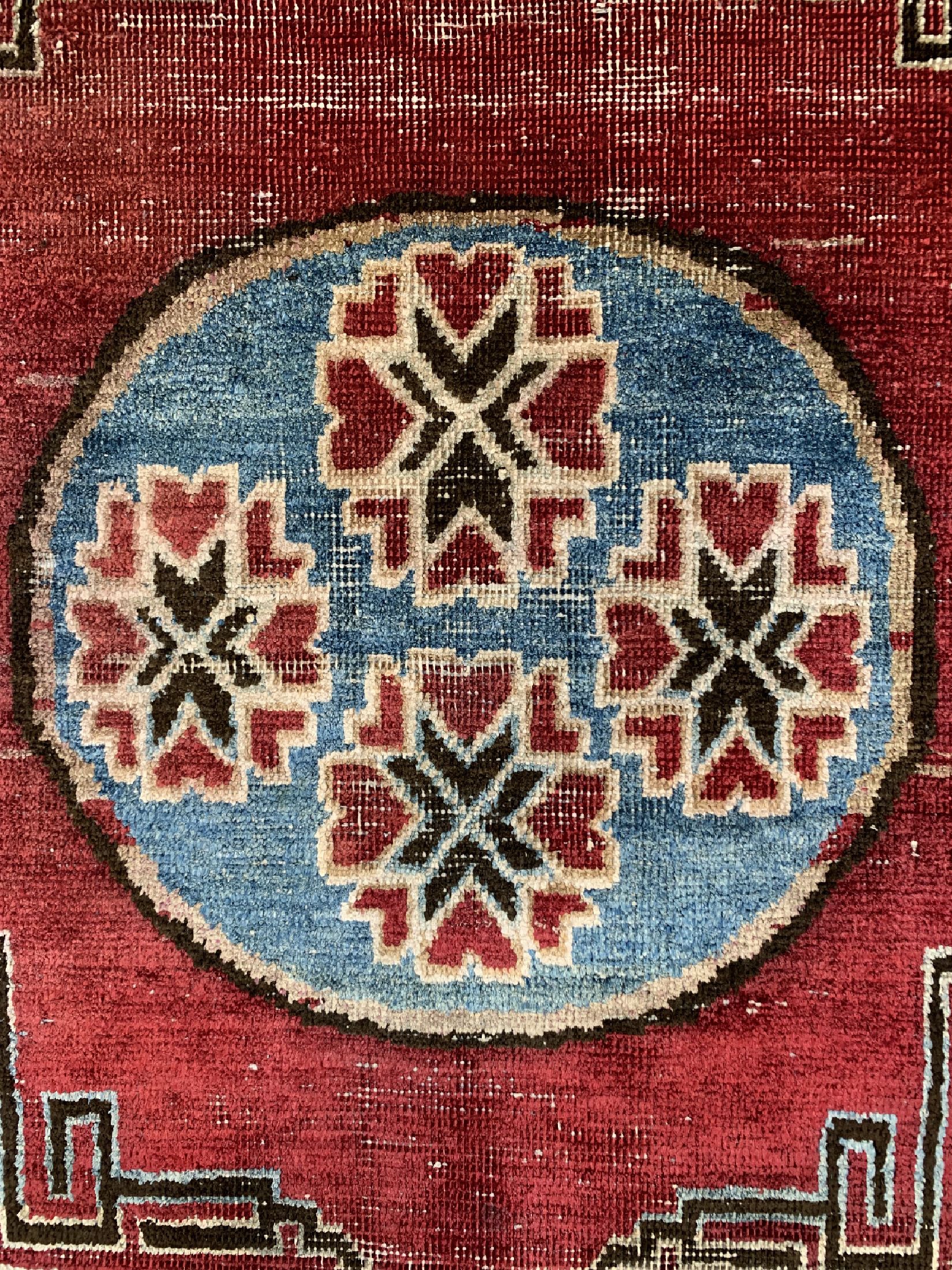 Detail b: Seiden Yarkand antik, Sitzmatte, Turkestan,19.Jhd, Seide auf Baumwolle, ca. 60 x 65 cm, EHZ: 3
