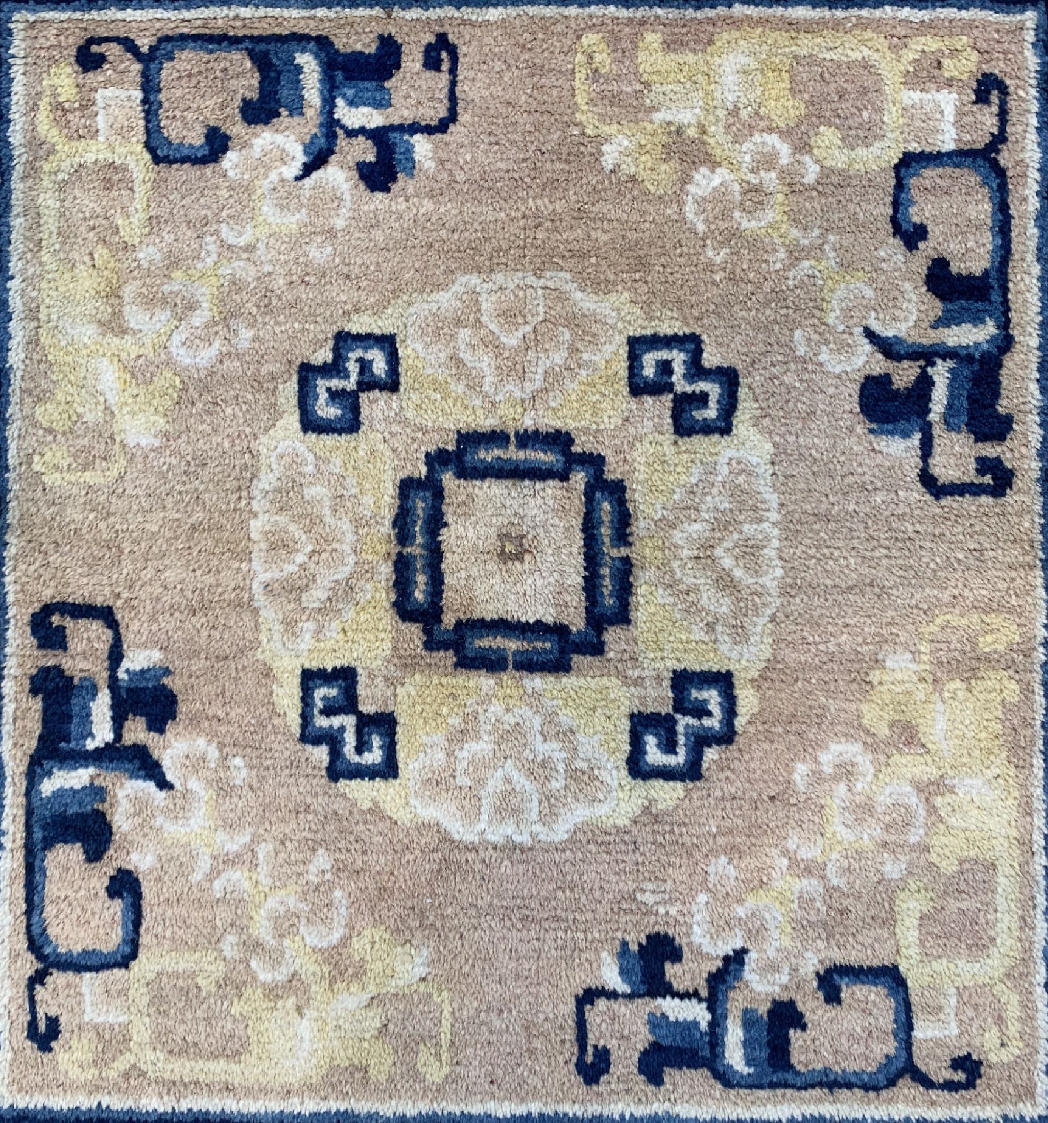 Detail b: Ning-Hsia Sitzbankteppich, China, 19.Jhd, Wolle auf Baumwolle, ca. 70 x 68 cm, EHZ: 2
