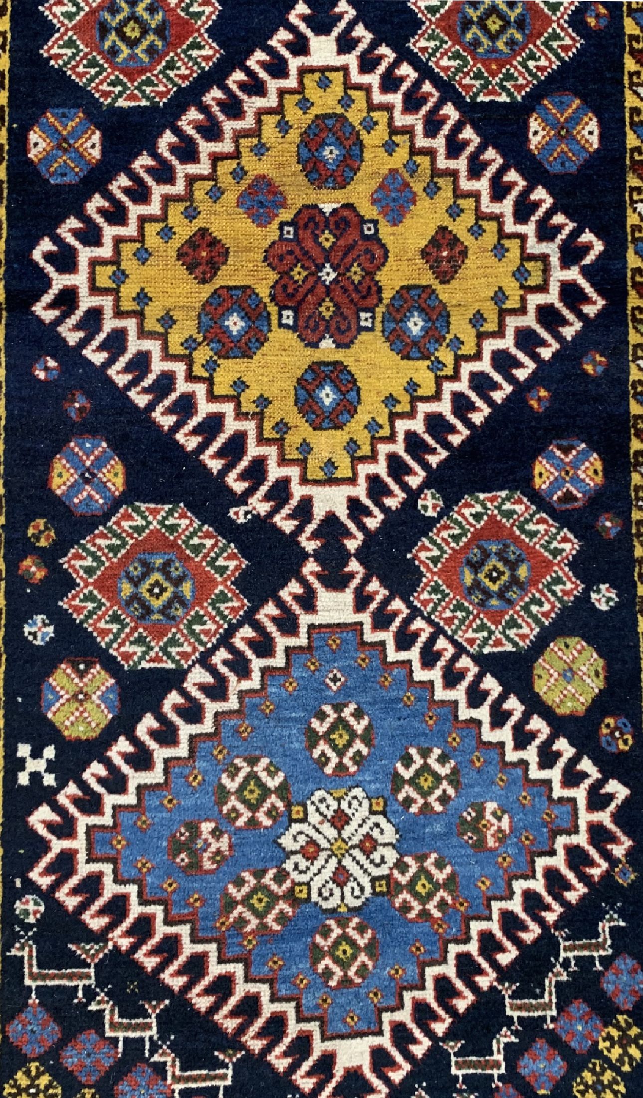 Detail b: Ghaschgai alt, Persien, um 1920, Wolle auf Wolle, ca. 263 x 103 cm, EHZ: 2, (kleine Löcher)