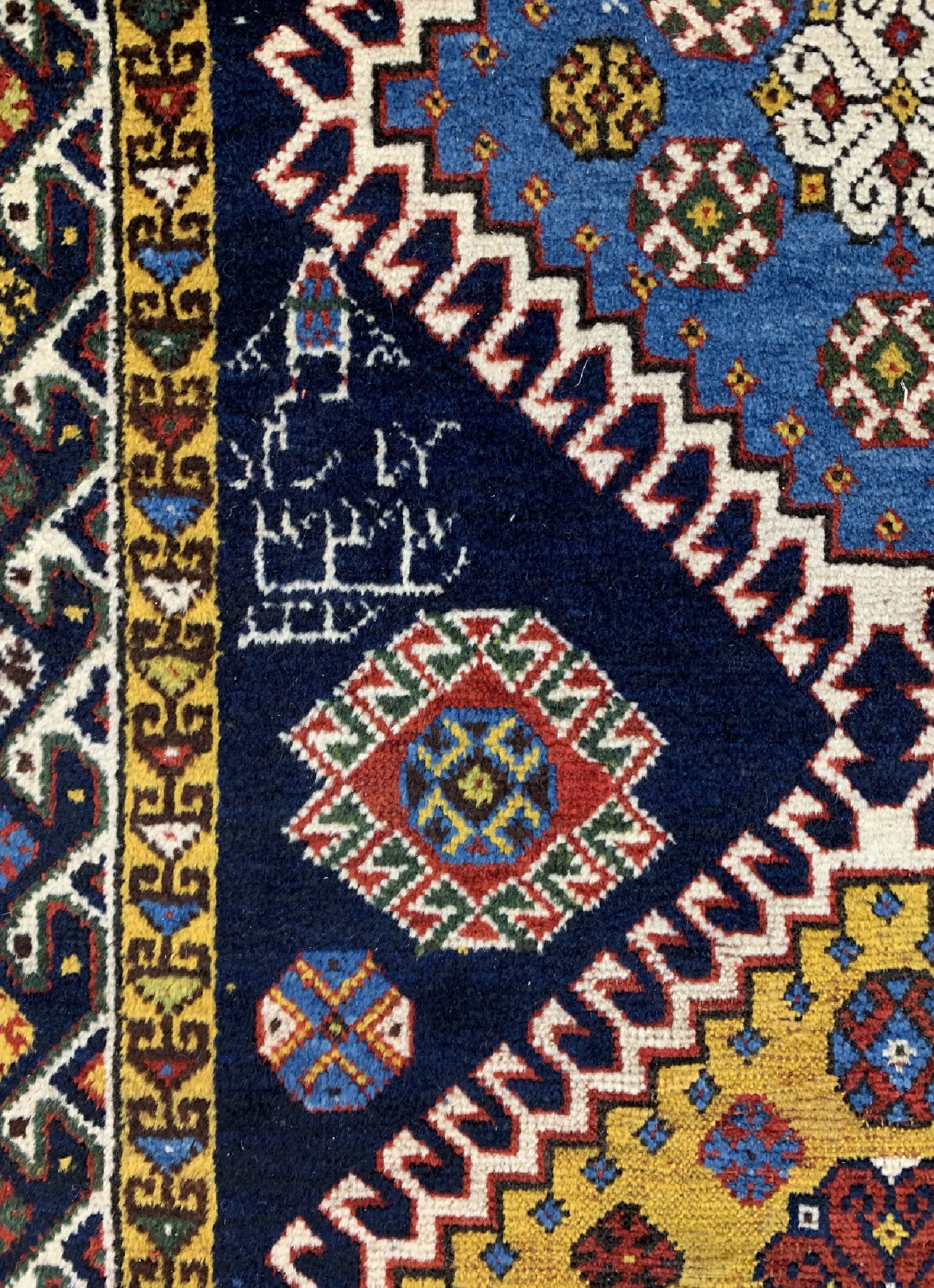 Detail e: Ghaschgai alt, Persien, um 1920, Wolle auf Wolle, ca. 263 x 103 cm, EHZ: 2, (kleine Löcher)
