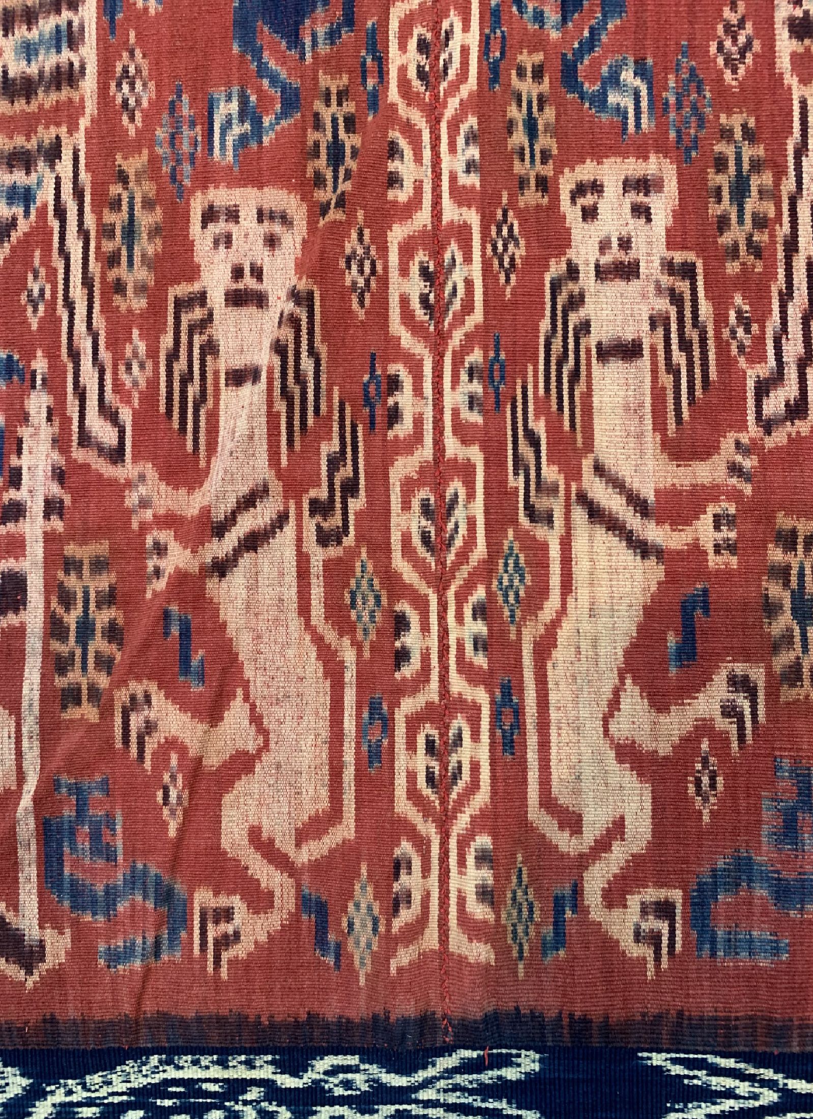 Detail b: Sumba Ikat, Indonesien, um 1930, Baumwolle gewebt, ca. 253 x 130 cm, EHZ: 1-2