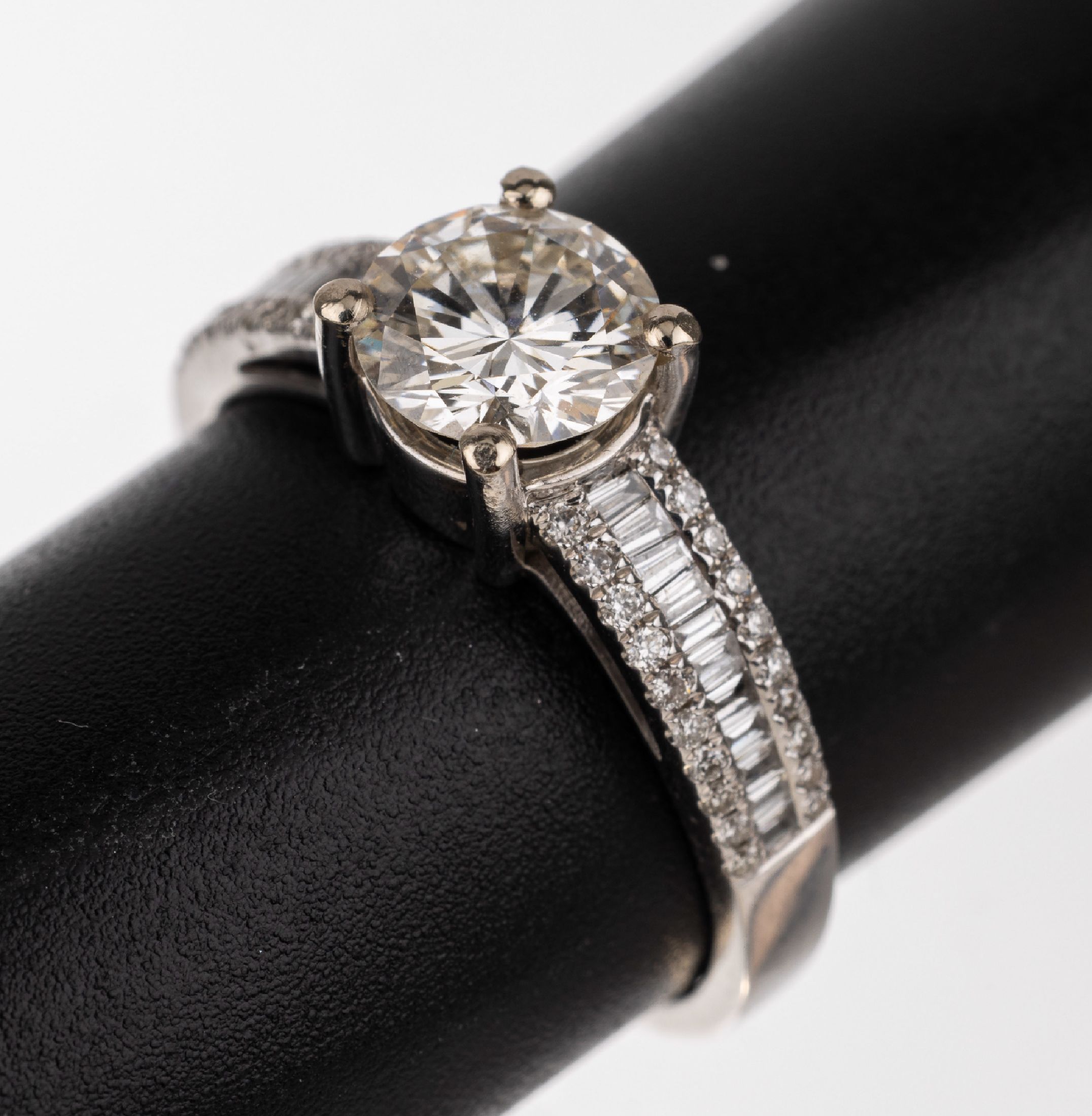 18 kt Gold Brillant-Ring, WG 750/000, mittig Brillant ca. 1.05 ct Weiß H/vvs 2, Proportion und Symmetrie gut, Fluoreszenz keine, mit DPL Zertifikat ...
