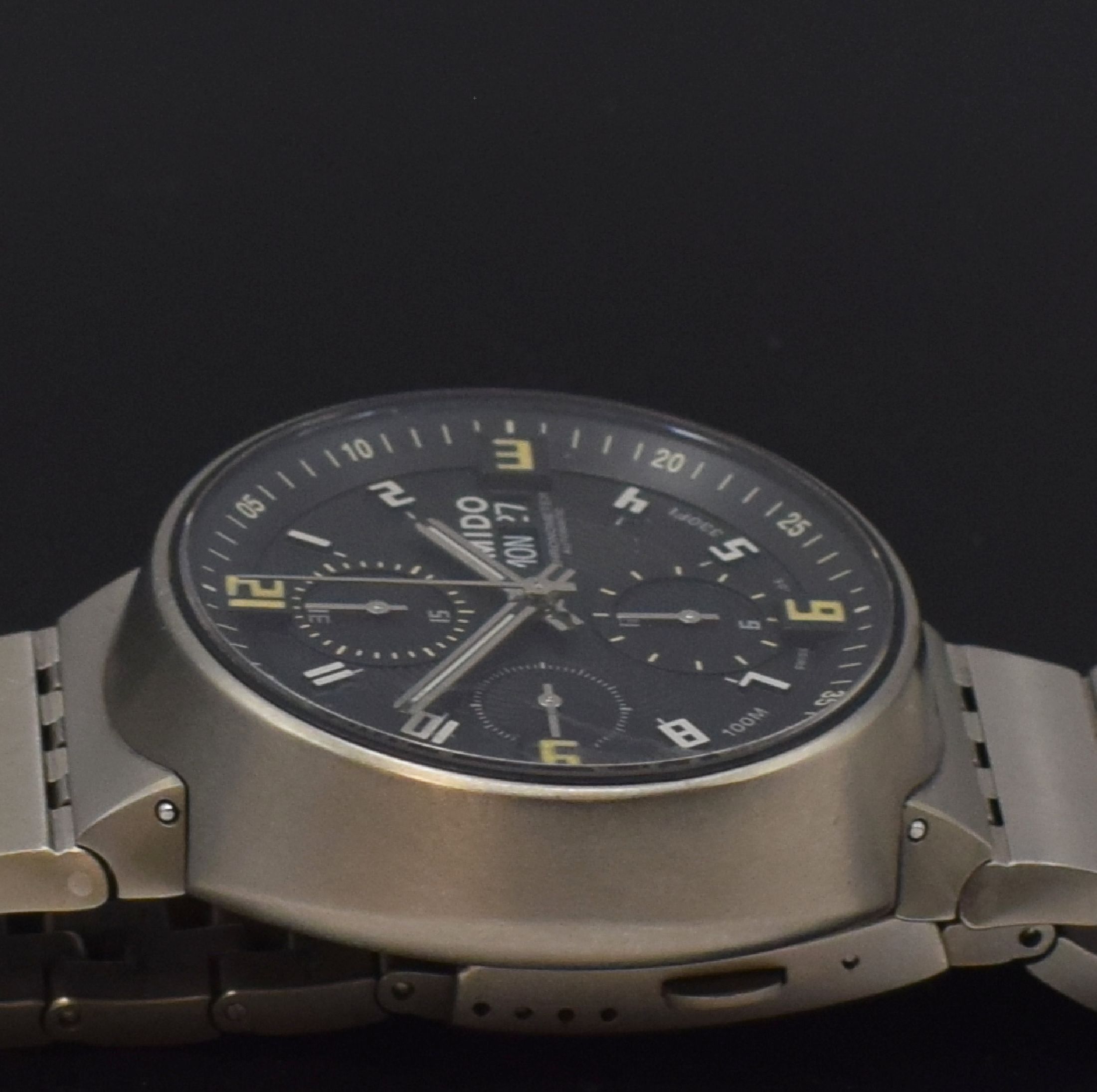 Detail i: MIDO All Dial Herrenarmbanduhr mit Chronograph Referenz 8360-8, Schweiz um 2015, Titangehäuse inkl. Titanband m. Faltschl., schwarzes Zifferbl. m. ...
