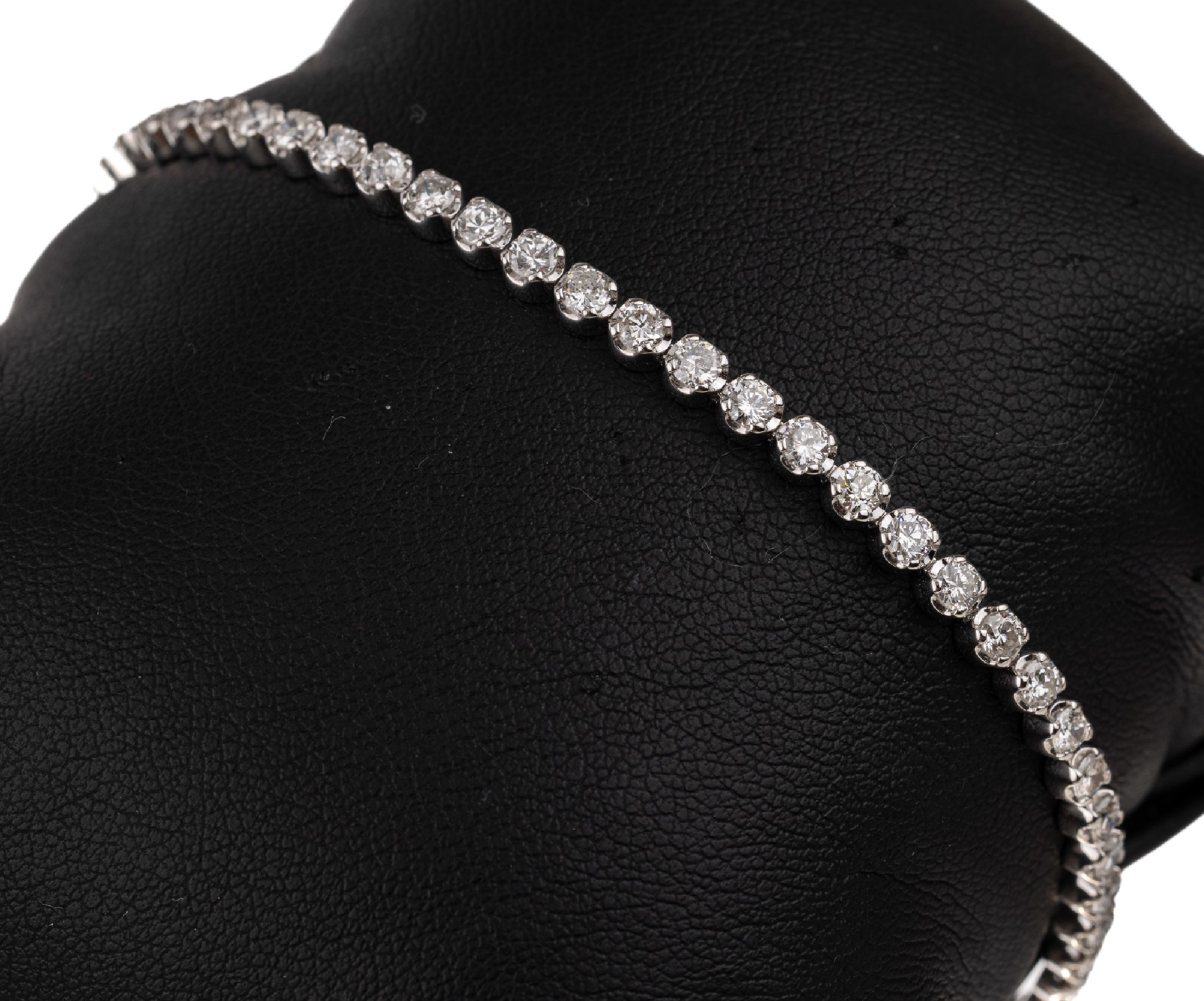 14 kt Gold Brillant-Linienarmband, WG 585/000, Brillanten zus. ca. 3.69 ct Weiß/vvs-si, L. ca. 18.5 cm, Kastenschloß mit Sicherheitsacht, ca. 8.7 g