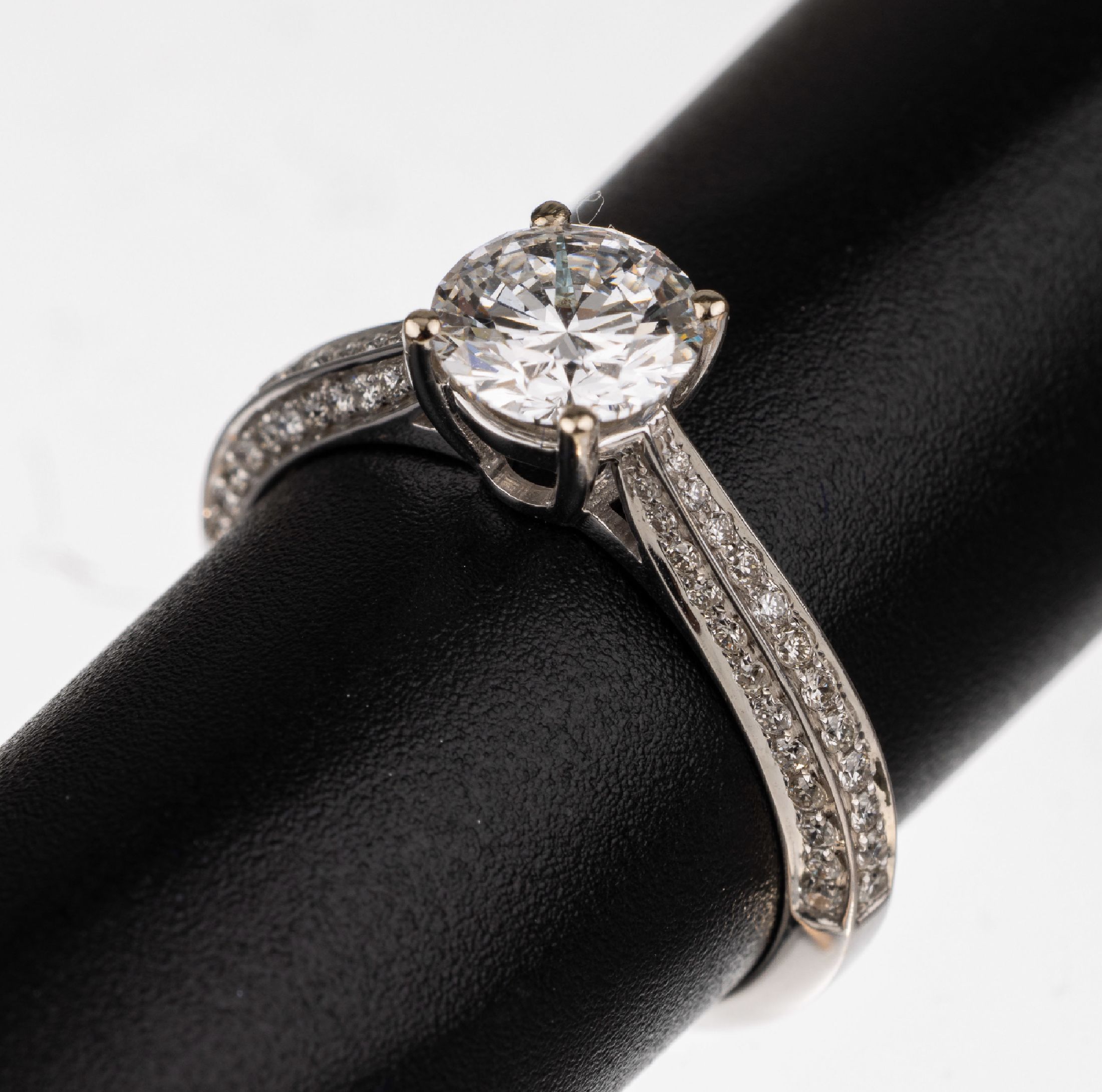 18 kt Gold Brillant-Ring, WG 750/000, Brillant ca. 1.04 ct hochfeines Weiß D/vvs 2, DPL Zertifikat von 06/23, Brillanten zus. ca. 0.36 ct feines ...