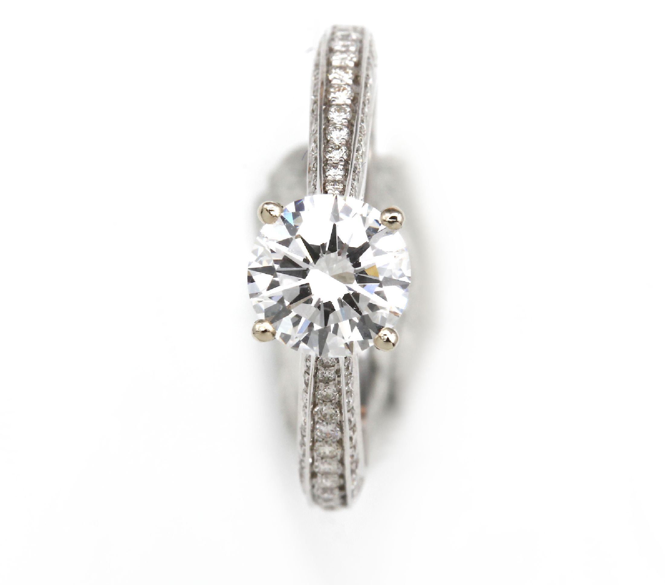 Detail a: 18 kt Gold Brillant-Ring, WG 750/000, Brillant ca. 1.04 ct hochfeines Weiß D/vvs 2, DPL Zertifikat von 06/23, Brillanten zus. ca. 0.36 ct feines ...