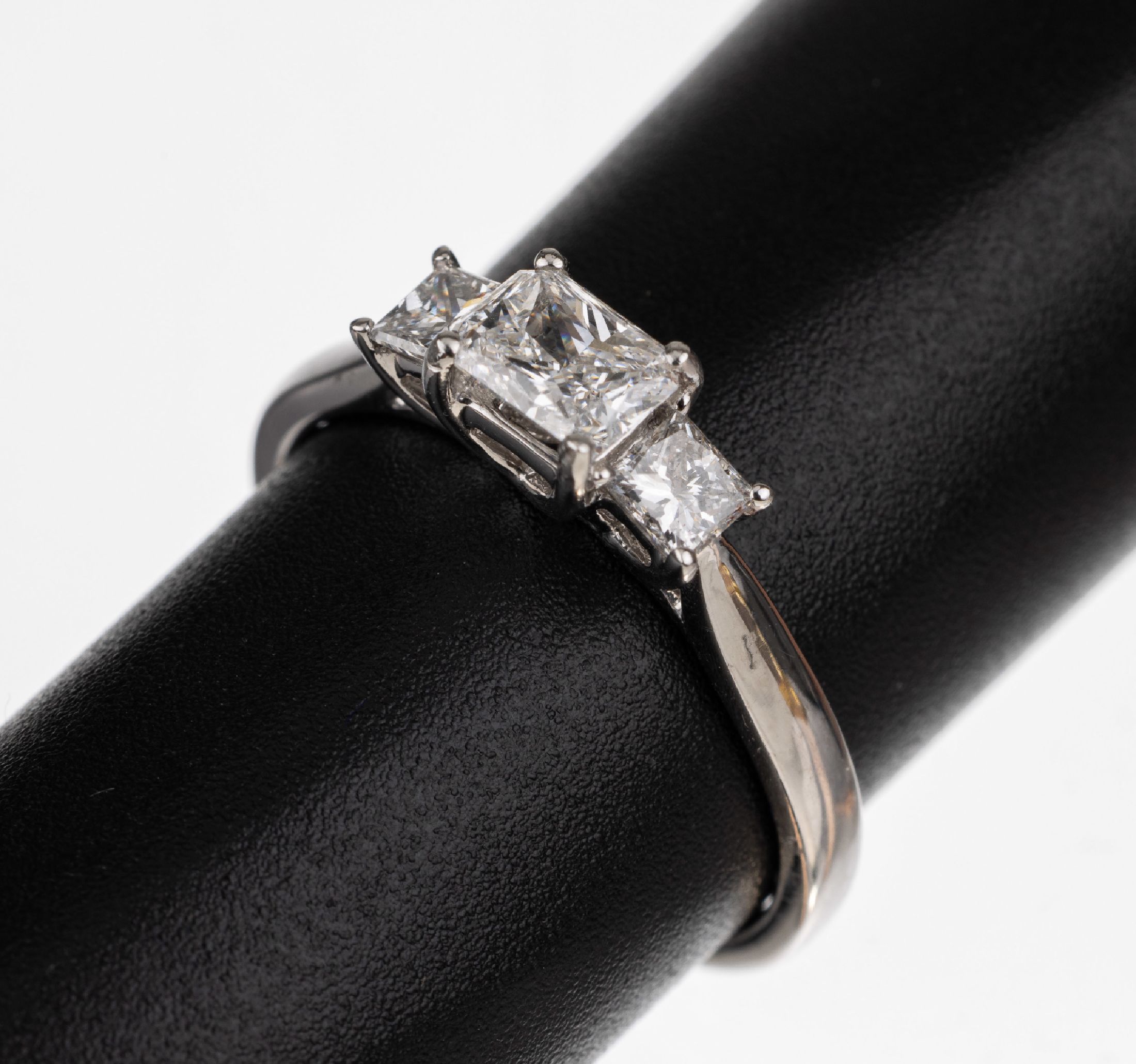 Platin Diamant-Ring, Platin 950/000, 1 Diamant-Radiant 0.56 ct hochfeines Weiß E/ vs 1, DPL Zertifikat 06/23, 2 Diamanten im Princess Cut zus. ca. ...