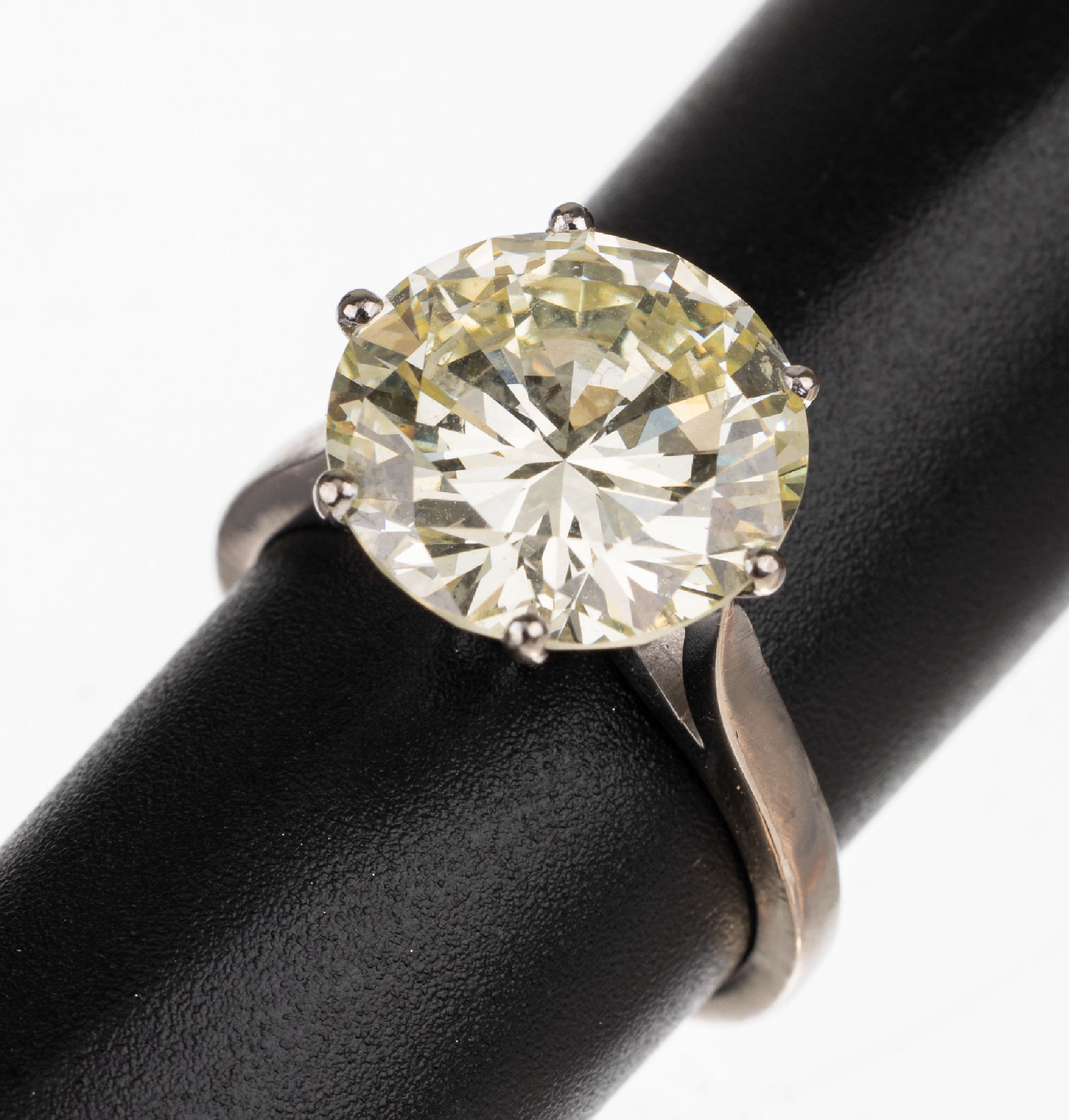 18 kt Gold Brillant-Ring, WG 750/000, Brillant 6.21 ct get.-light yellow (S-Z)/ vvs 2, Proportionen gut, Symmetrie und Politur sehr gut, Fluoreszenz ...
