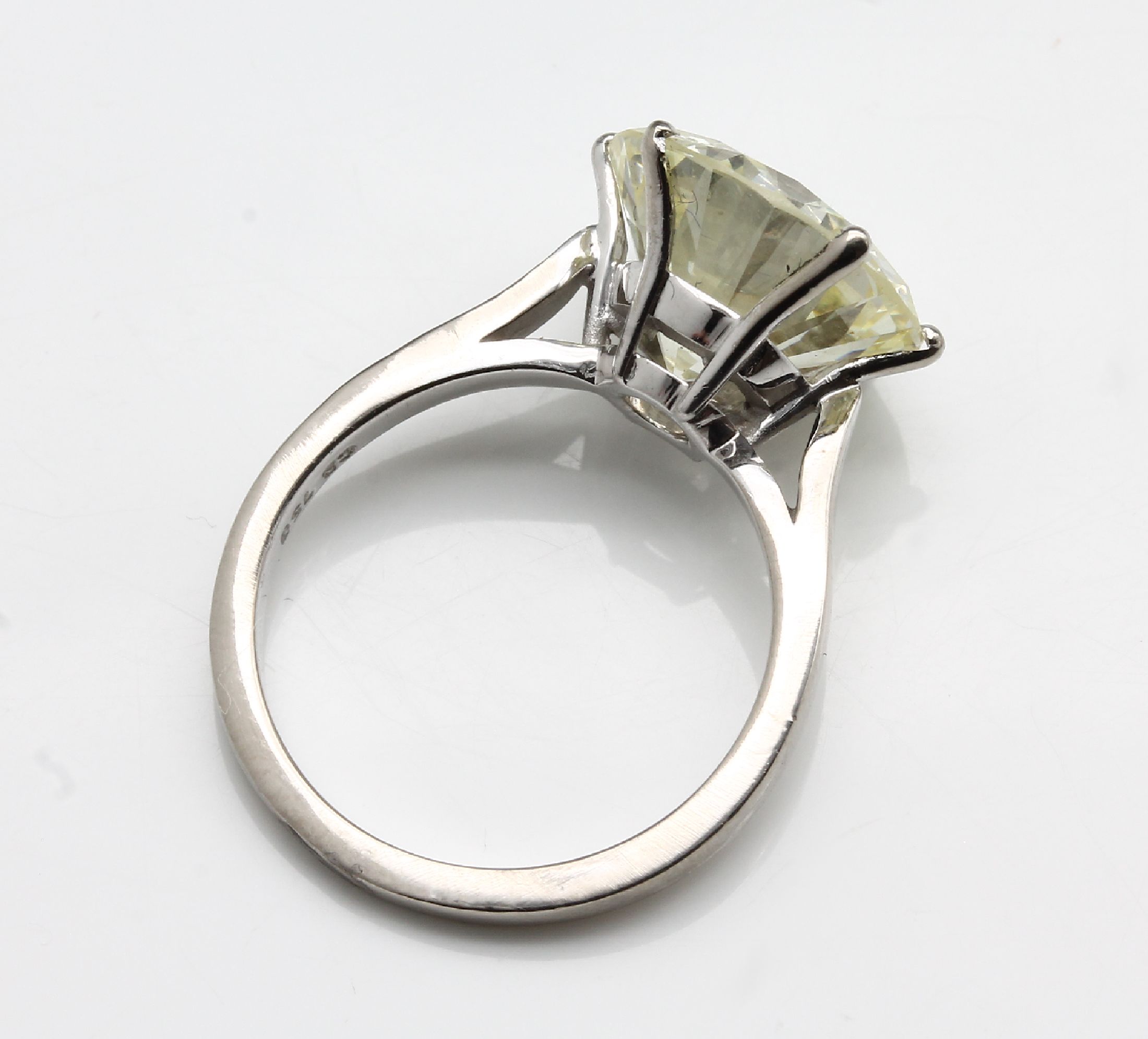 Detail a: 18 kt Gold Brillant-Ring, WG 750/000, Brillant 6.21 ct get.-light yellow (S-Z)/ vvs 2, Proportionen gut, Symmetrie und Politur sehr gut, Fluoreszenz ...