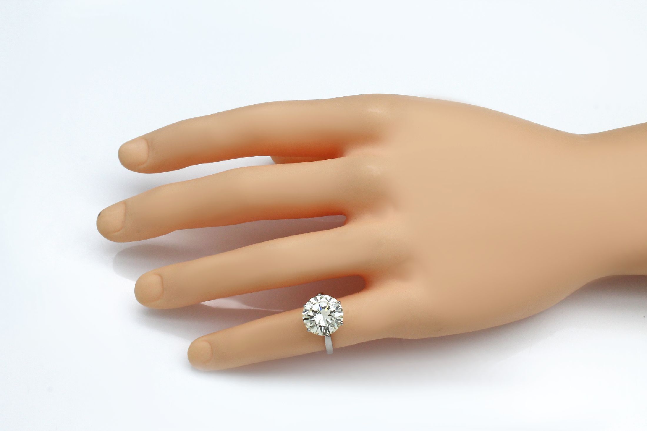 Detail c: 18 kt Gold Brillant-Ring, WG 750/000, Brillant 6.21 ct get.-light yellow (S-Z)/ vvs 2, Proportionen gut, Symmetrie und Politur sehr gut, Fluoreszenz ...