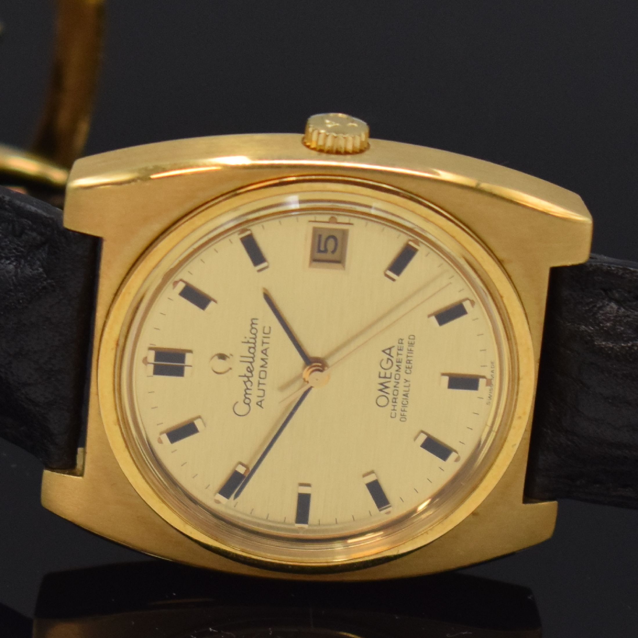 Detail b: OMEGA Constellation Chronometer in GG 750/000 Herrenarmbanduhr Referenz 166.056 / 168.042, Schweiz um 1972, Automatik, 2-teil. Gehäuse, Boden ...