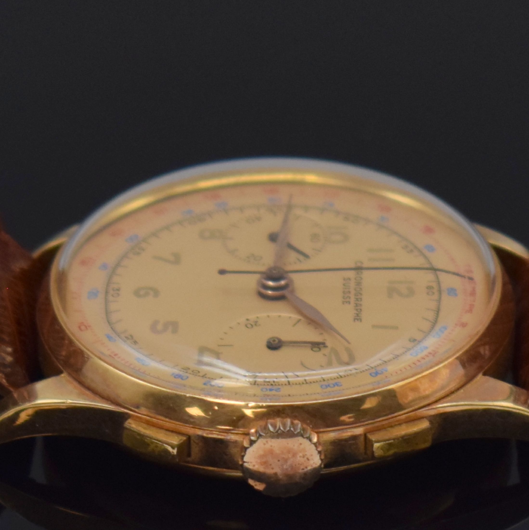 Detail d: CHRONOGRAPHE SUISSE Herrenarmbanduhr in RG 750/000 mit Chronograph, Schweiz um 1950, Handaufzug, 3-teil. Gehäuse, Boden u. Glasrd. gedr., gold. ...