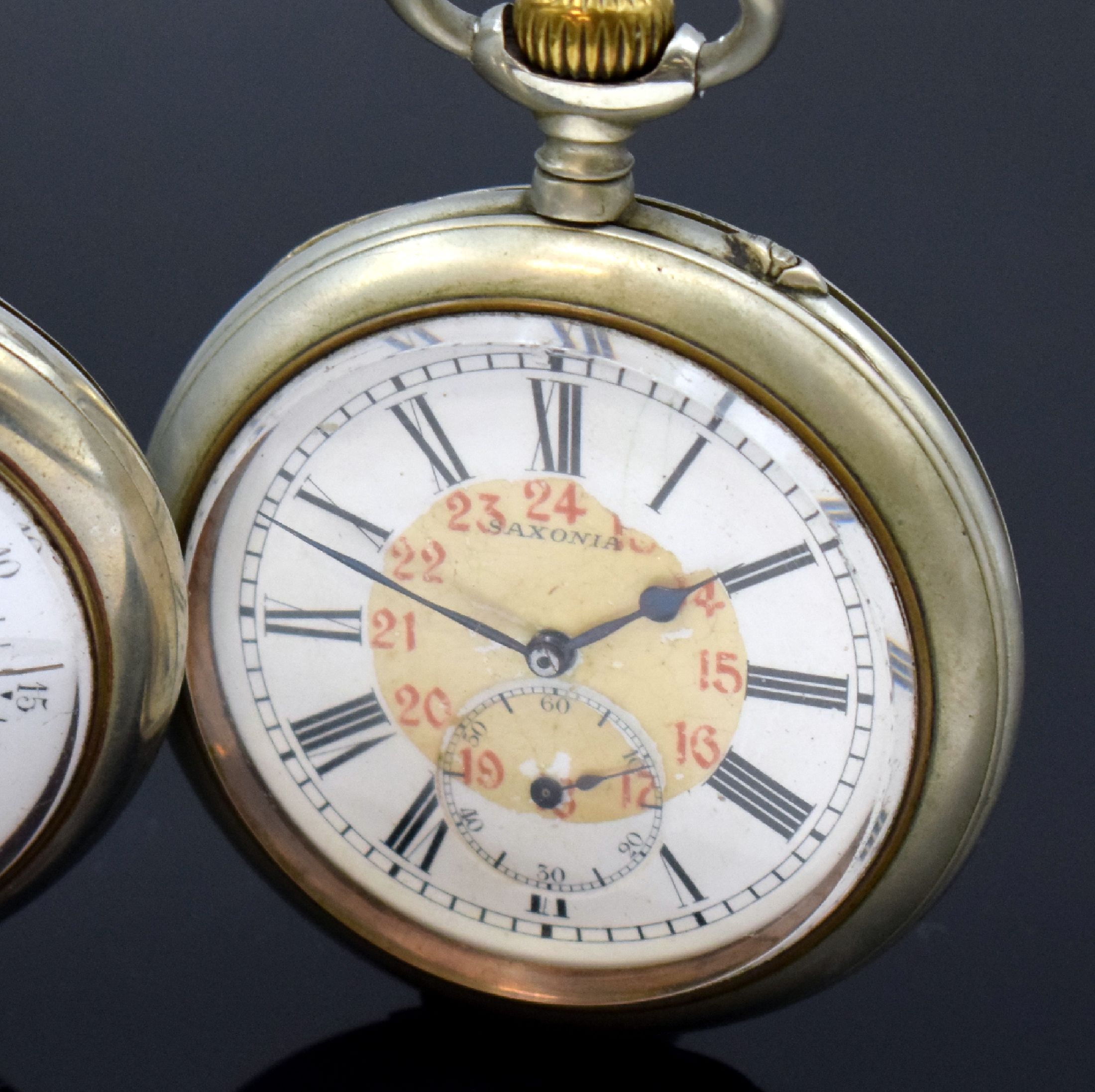 Detail b: SAXONIA und AUTOMOBILE Regulateur 2 Große Taschenuhren in Nickel, Schweiz um 1900, Emailzifferbl. besch. / riss. m. röm. Zahlen, gold. u. gebl. ...