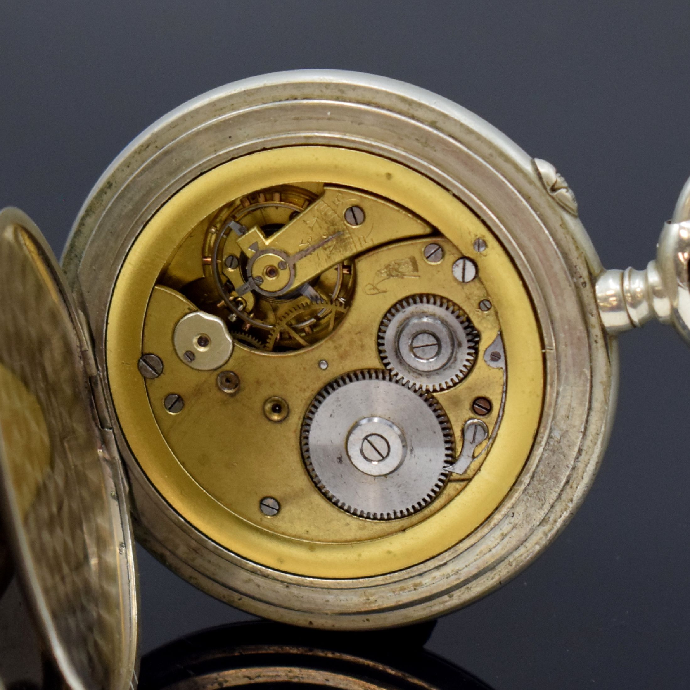 Detail d: SAXONIA und AUTOMOBILE Regulateur 2 Große Taschenuhren in Nickel, Schweiz um 1900, Emailzifferbl. besch. / riss. m. röm. Zahlen, gold. u. gebl. ...