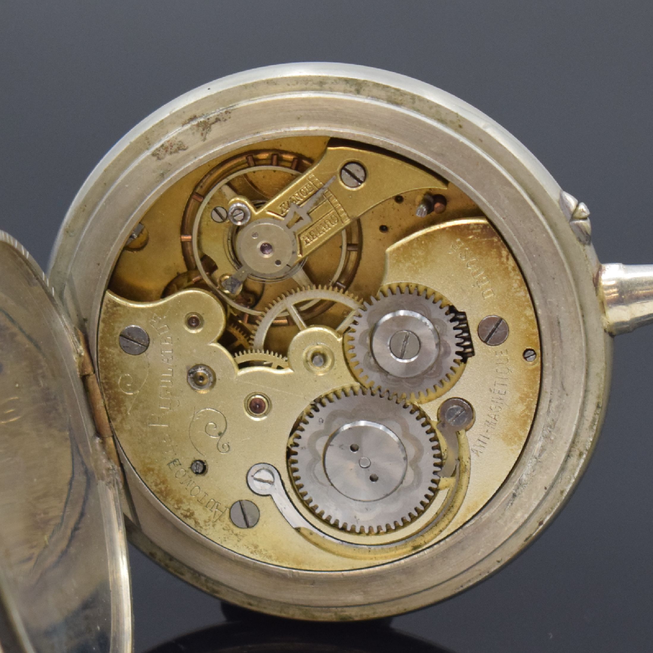 Detail e: SAXONIA und AUTOMOBILE Regulateur 2 Große Taschenuhren in Nickel, Schweiz um 1900, Emailzifferbl. besch. / riss. m. röm. Zahlen, gold. u. gebl. ...