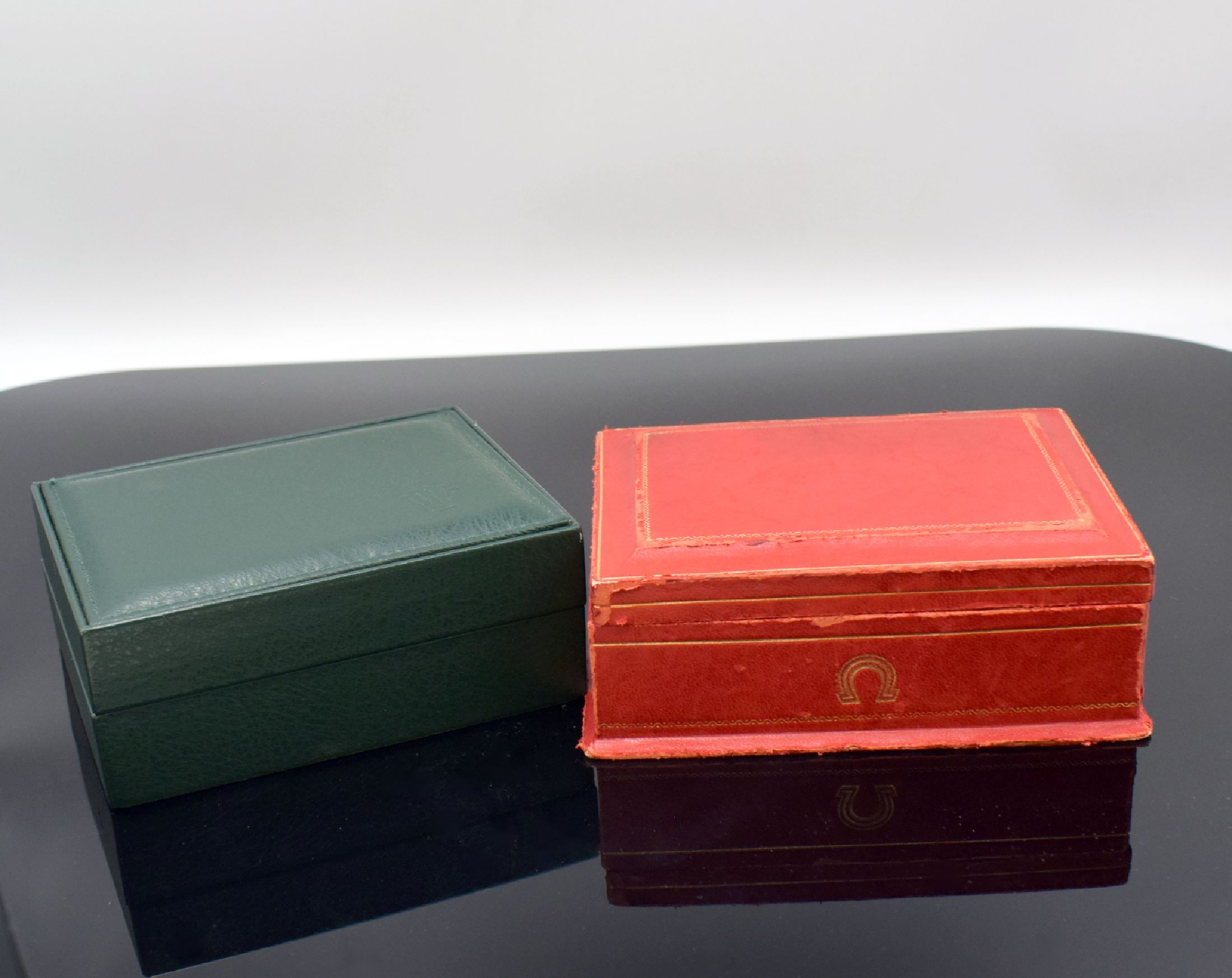 Detail a: ROLEX und OMEGA 2 Uhrenboxen, 1) Rolex Ref. 11.00.01, guter Zustand, 2) für Omega Constellation Automatic-Chronometer, Nutzsp., ohne Innenteil