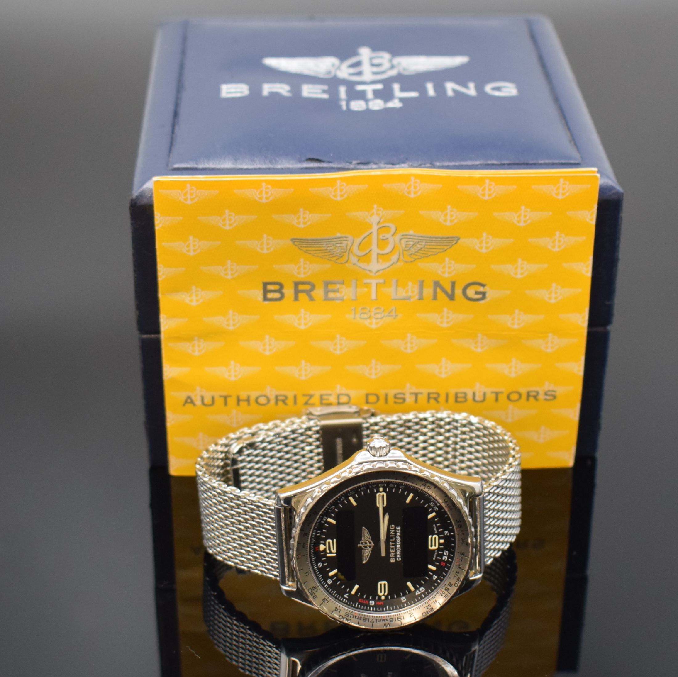 Detail e: BREITLING Chronospace Herrenarmbanduhr in Stahl Referenz A56012.1, Schweiz um 2000, quarz, Boden aufgedr., neutr. Stahlband, beids. drehbare Lunette ...