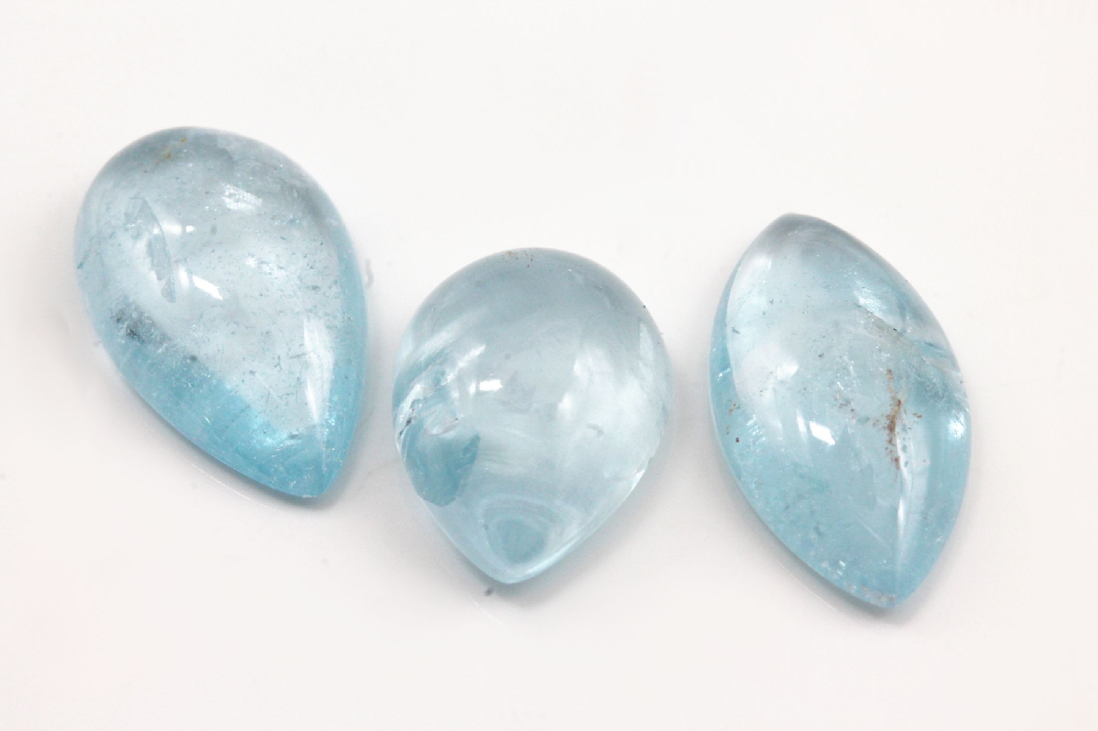 Lot 3 lose Aquamarincabochons, zus. 17.35 ct, Navette und Tropfen