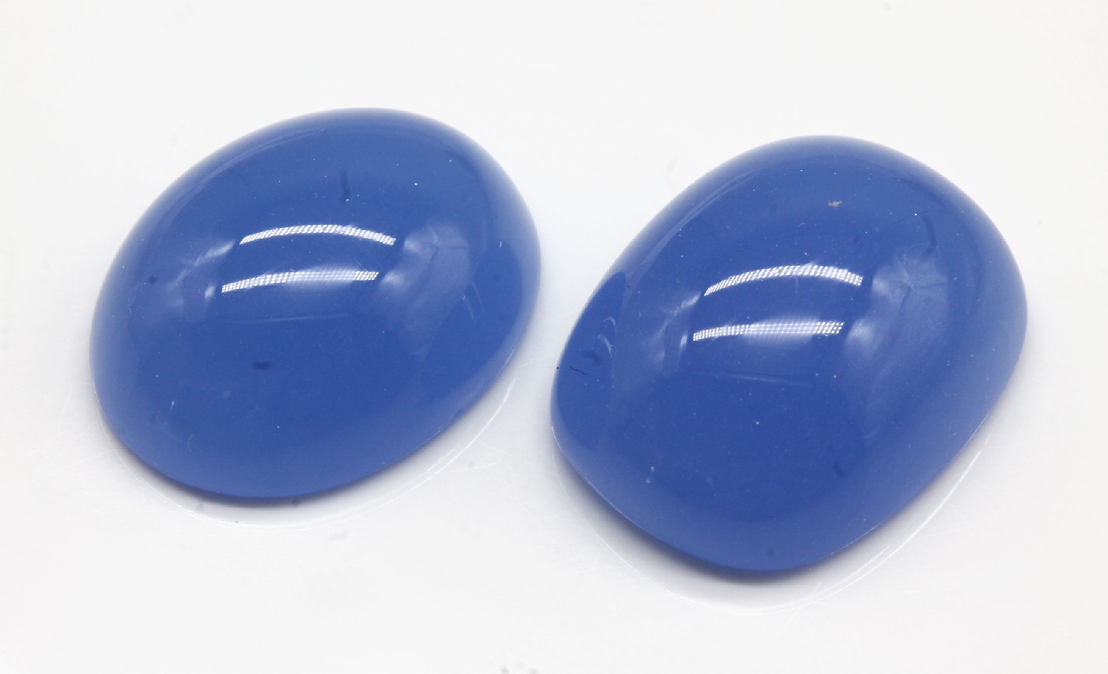 Lot 2 lose Chalzedon Cabochons , 35.08 ct, versch. Formen, oval und kissenf., schöne Farbe, Idar Obersteiner Schleifarbeit