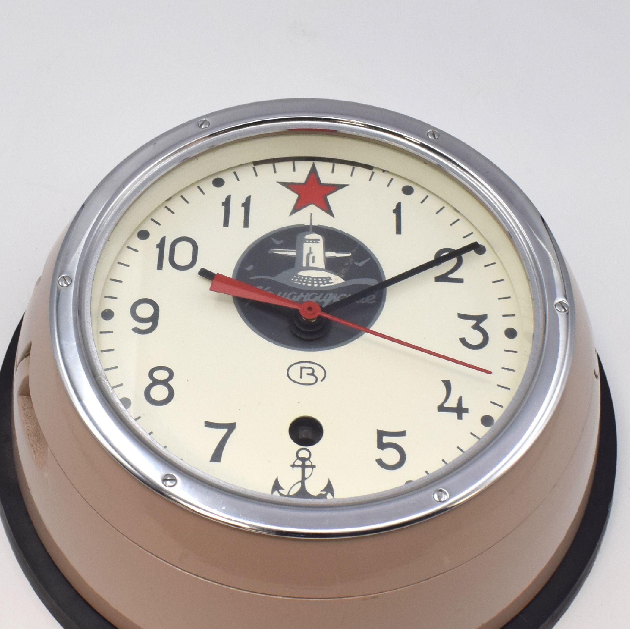 Detail a: SLAVA U-Boot Wanduhr, Russland um 1993, mit Halteplatte u. Schlüssel, 8-Tagewerk, Zentral-sek., D. ca. 22,5 cm, EZ 2, aus Sammlungsauflösung