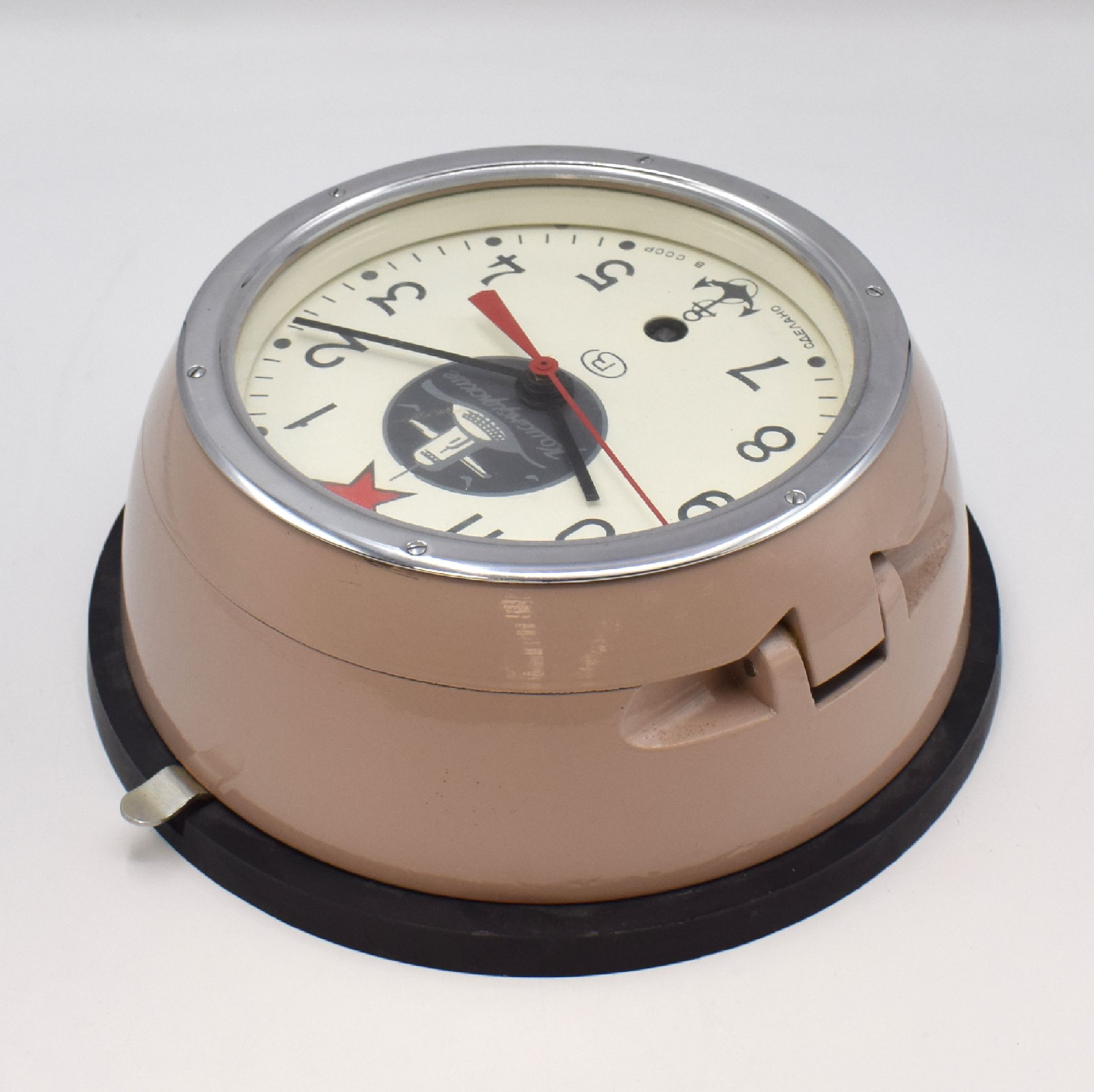 Detail b: SLAVA U-Boot Wanduhr, Russland um 1993, mit Halteplatte u. Schlüssel, 8-Tagewerk, Zentral-sek., D. ca. 22,5 cm, EZ 2, aus Sammlungsauflösung
