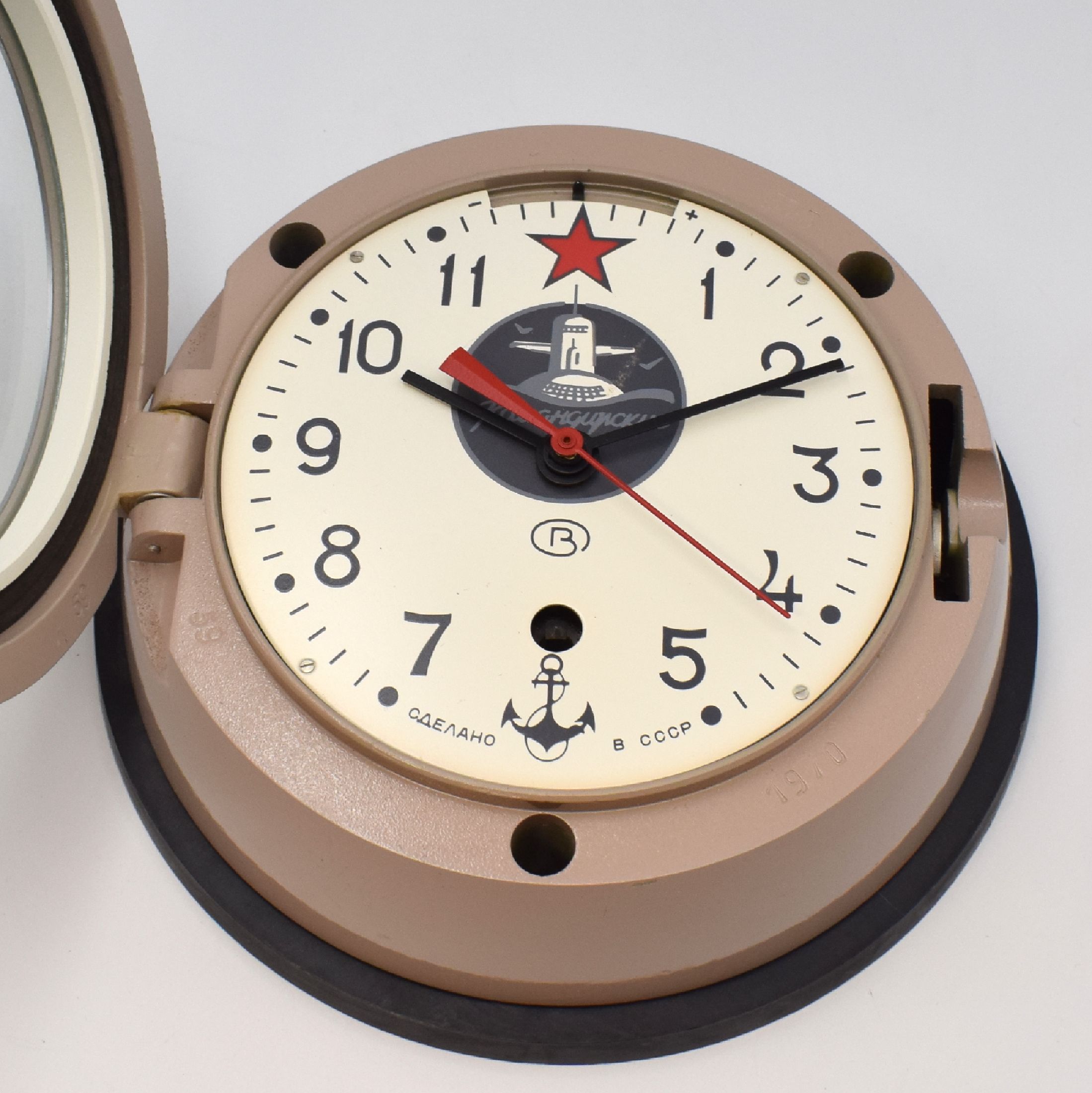 Detail c: SLAVA U-Boot Wanduhr, Russland um 1993, mit Halteplatte u. Schlüssel, 8-Tagewerk, Zentral-sek., D. ca. 22,5 cm, EZ 2, aus Sammlungsauflösung