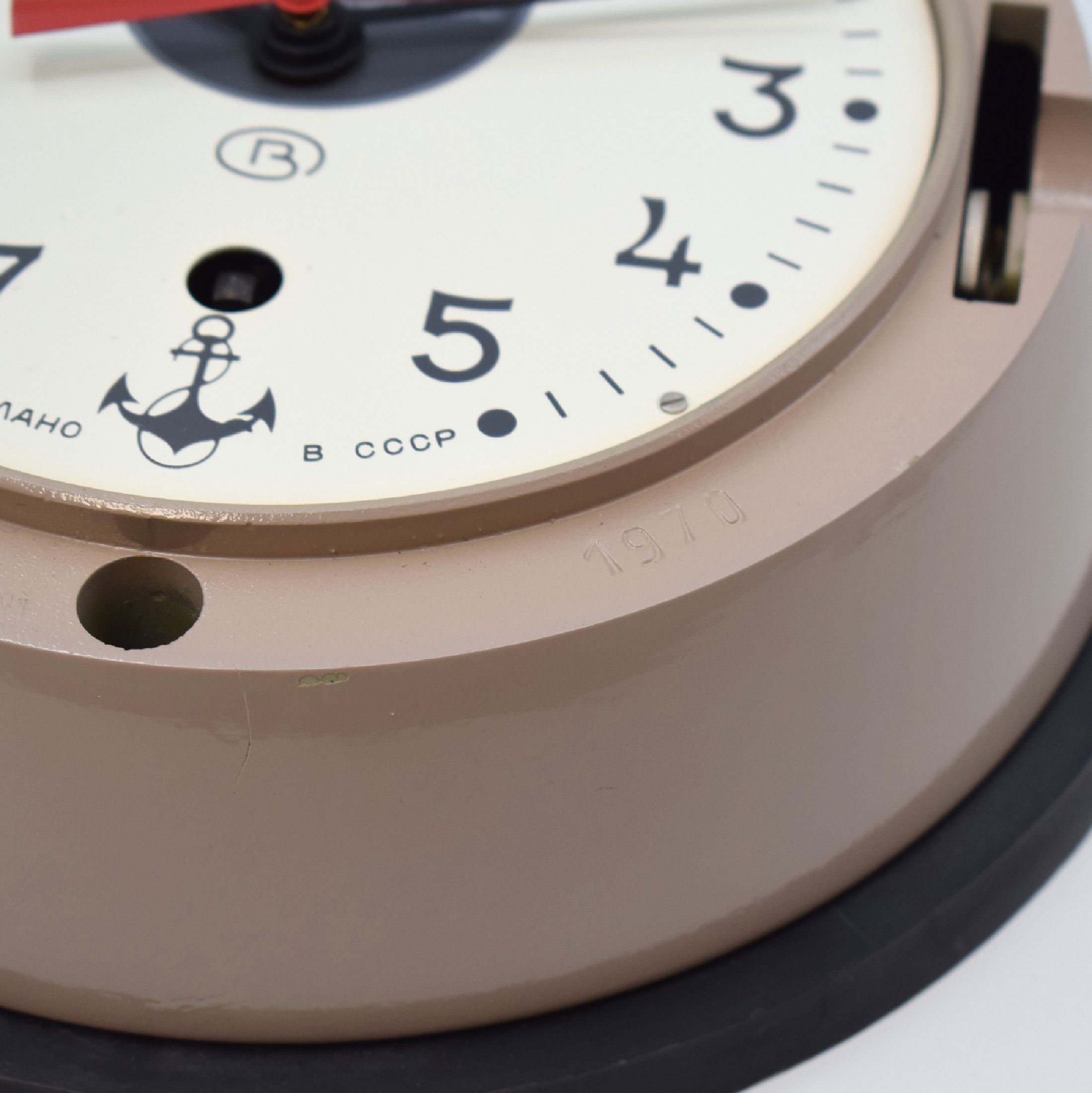 Detail d: SLAVA U-Boot Wanduhr, Russland um 1993, mit Halteplatte u. Schlüssel, 8-Tagewerk, Zentral-sek., D. ca. 22,5 cm, EZ 2, aus Sammlungsauflösung