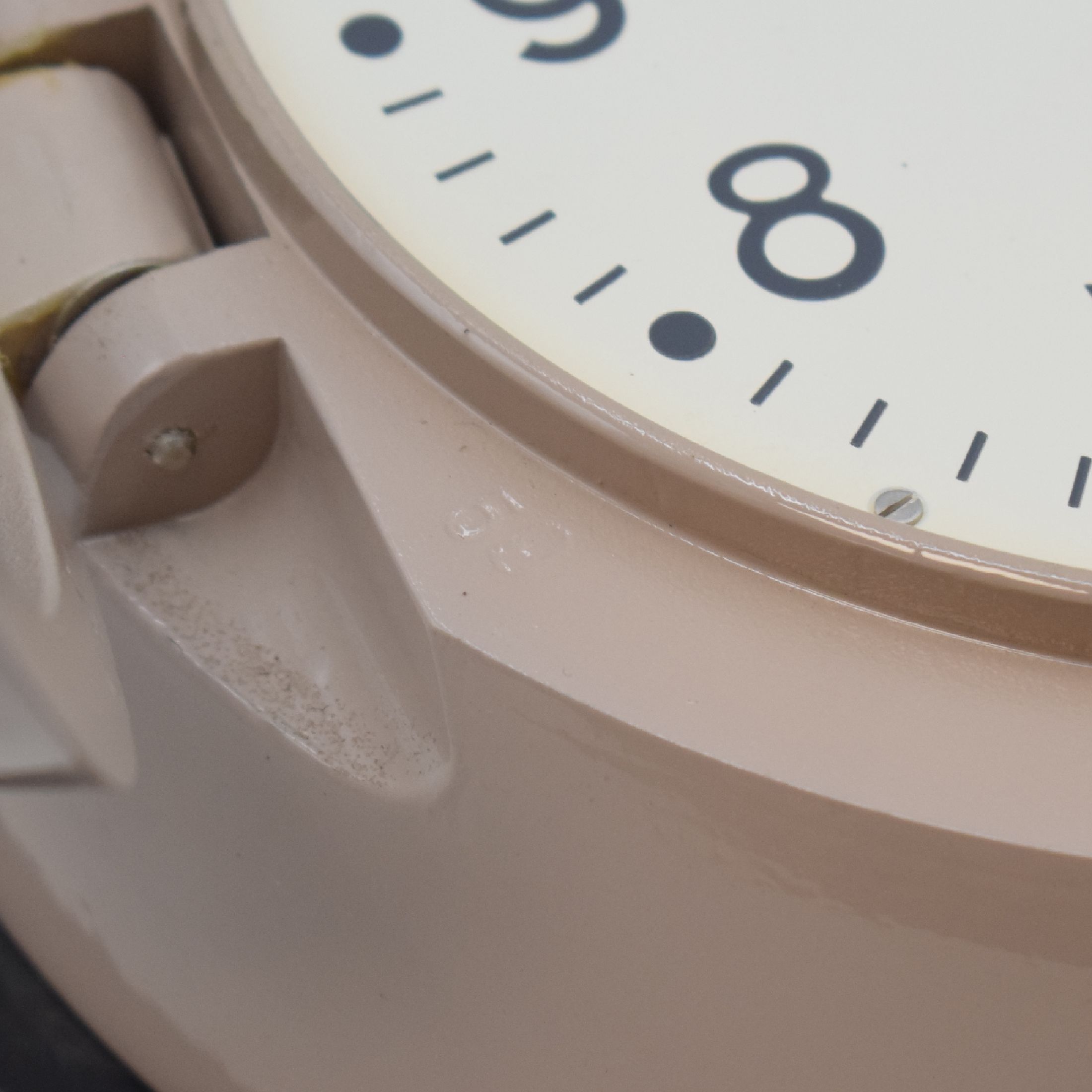 Detail e: SLAVA U-Boot Wanduhr, Russland um 1993, mit Halteplatte u. Schlüssel, 8-Tagewerk, Zentral-sek., D. ca. 22,5 cm, EZ 2, aus Sammlungsauflösung