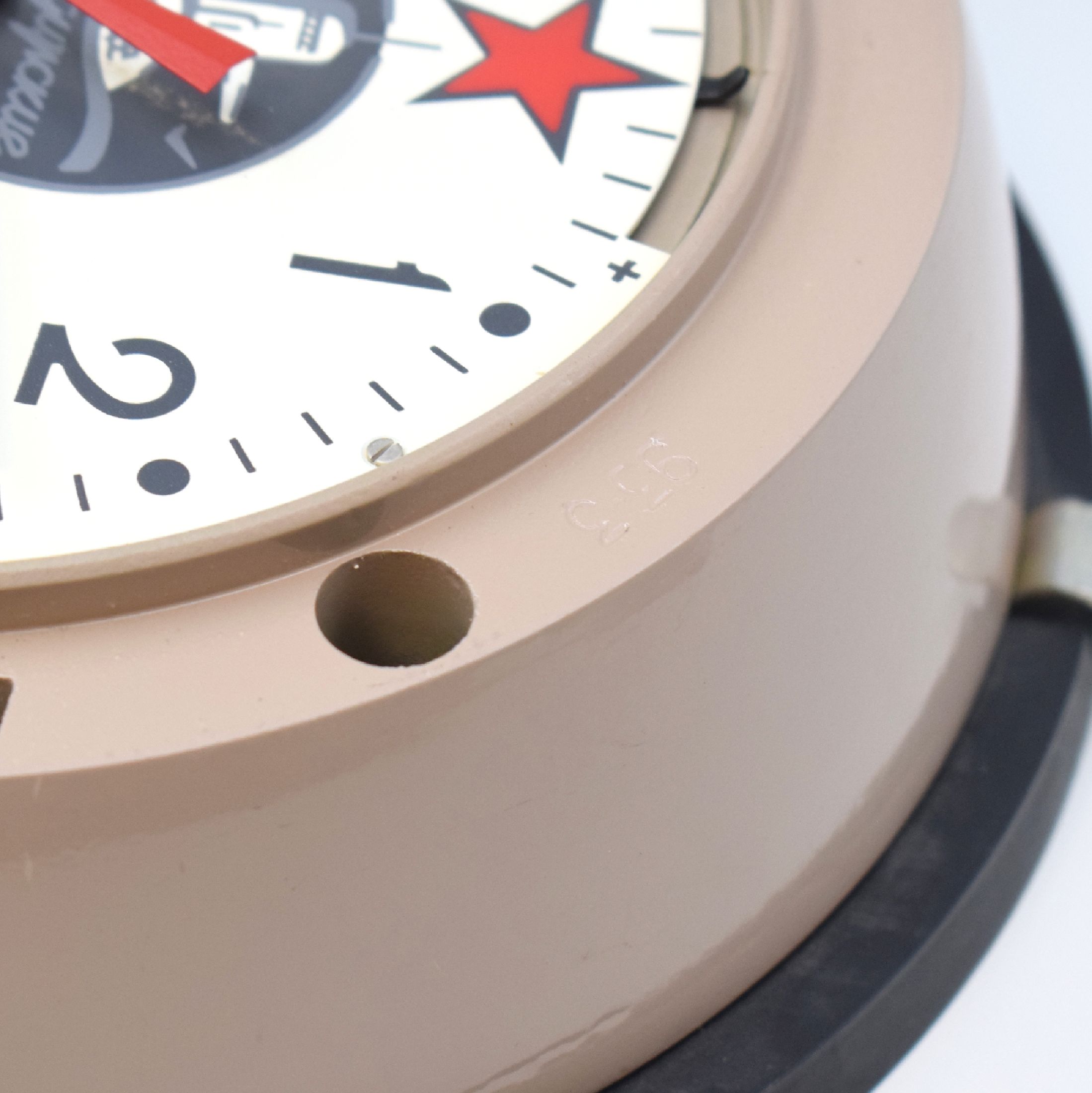 Detail f: SLAVA U-Boot Wanduhr, Russland um 1993, mit Halteplatte u. Schlüssel, 8-Tagewerk, Zentral-sek., D. ca. 22,5 cm, EZ 2, aus Sammlungsauflösung