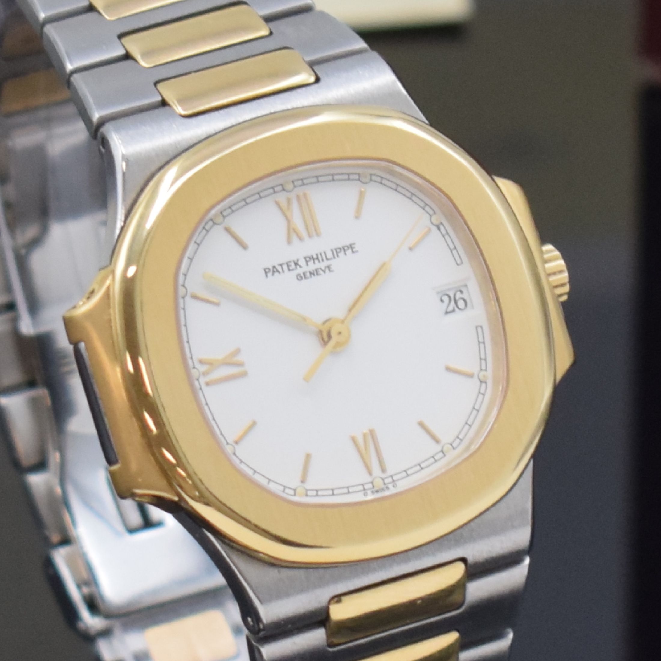 Detail e: PATEK PHILIPPE hochfeine Herrenarmbanduhr Modell Nautilus Referenz 3800/1 designed von Gerald Genta mit original Zertifikat, Schweiz verkauft ...