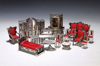 Image 26636589 - Miniature bedroom and living room made of silver, Celil Lom, Turkey 20th century, 925 silver, bed with two side cabinets, mirrored sideboard, side table, table and six chairs, 3pieces. Seating group, semi-circular add-on showcase, mirror cabinet, 17 parts, silver- plated metal plates/table tops, red fabric covers, tot. 2265 g, bed 5.5x10x5 cm