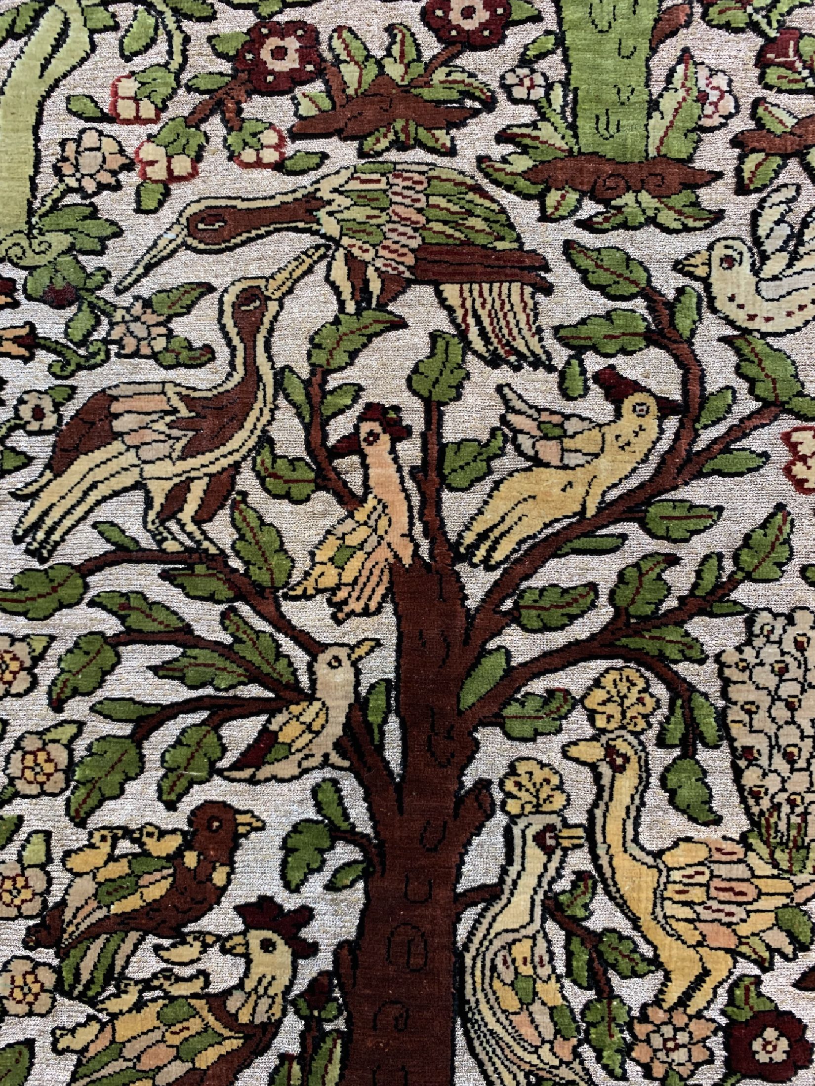 Detail b: Hereke Seide fein, signiert, Türkei, um 1960, reine Naturseide, metallbroschiert, ca. 107 x 75 cm, EHZ: 1