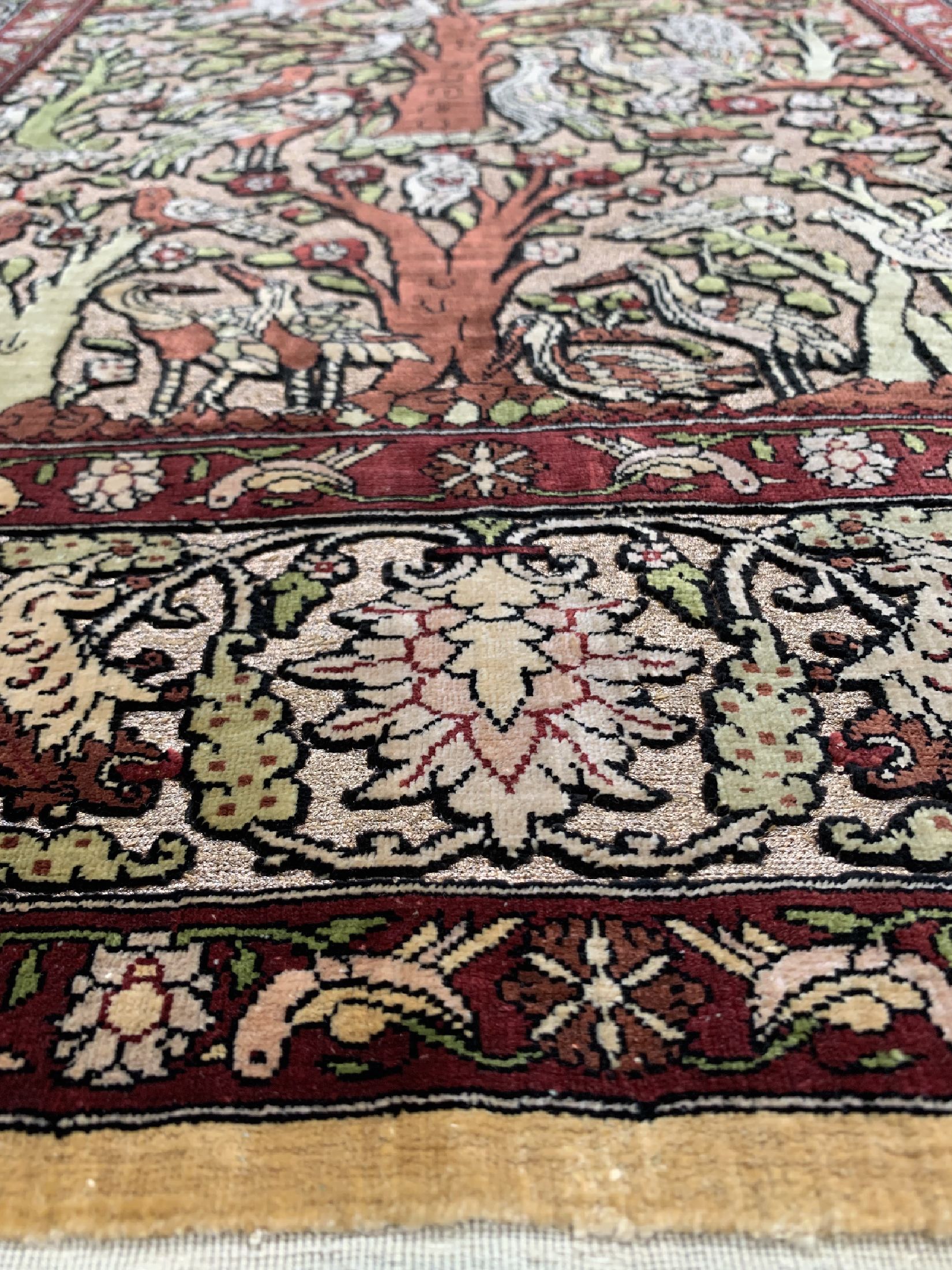 Detail c: Hereke Seide fein, signiert, Türkei, um 1960, reine Naturseide, metallbroschiert, ca. 107 x 75 cm, EHZ: 1