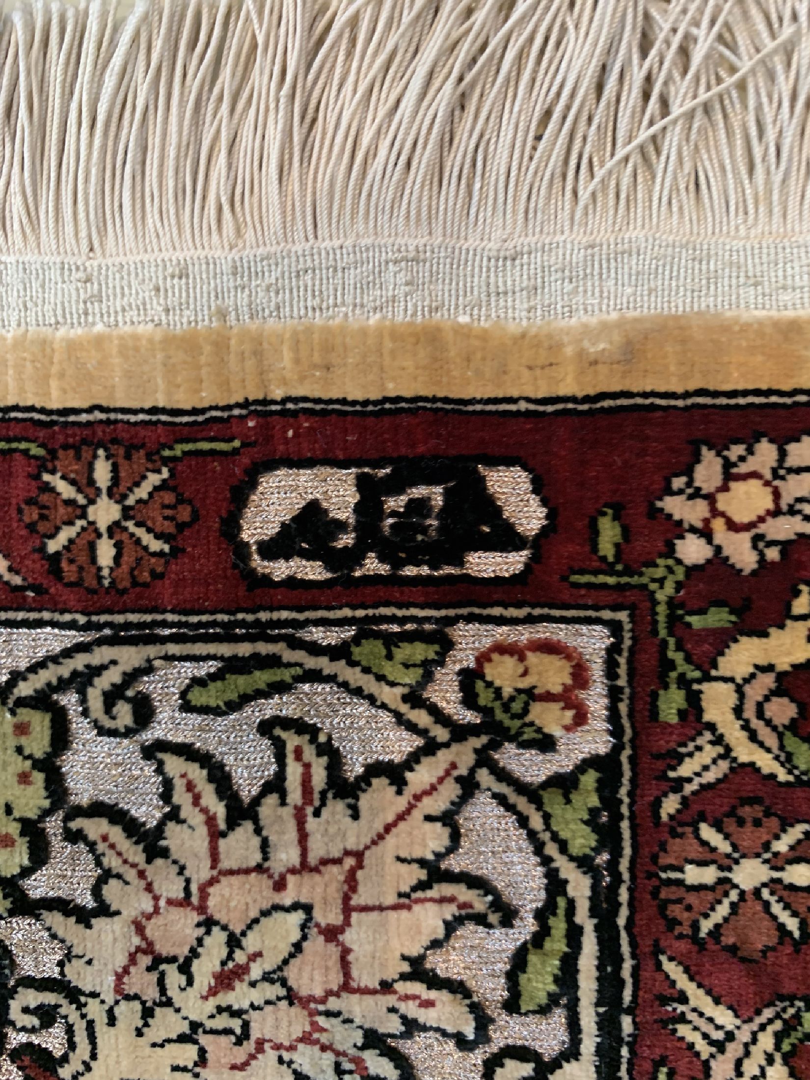 Detail d: Hereke Seide fein, signiert, Türkei, um 1960, reine Naturseide, metallbroschiert, ca. 107 x 75 cm, EHZ: 1
