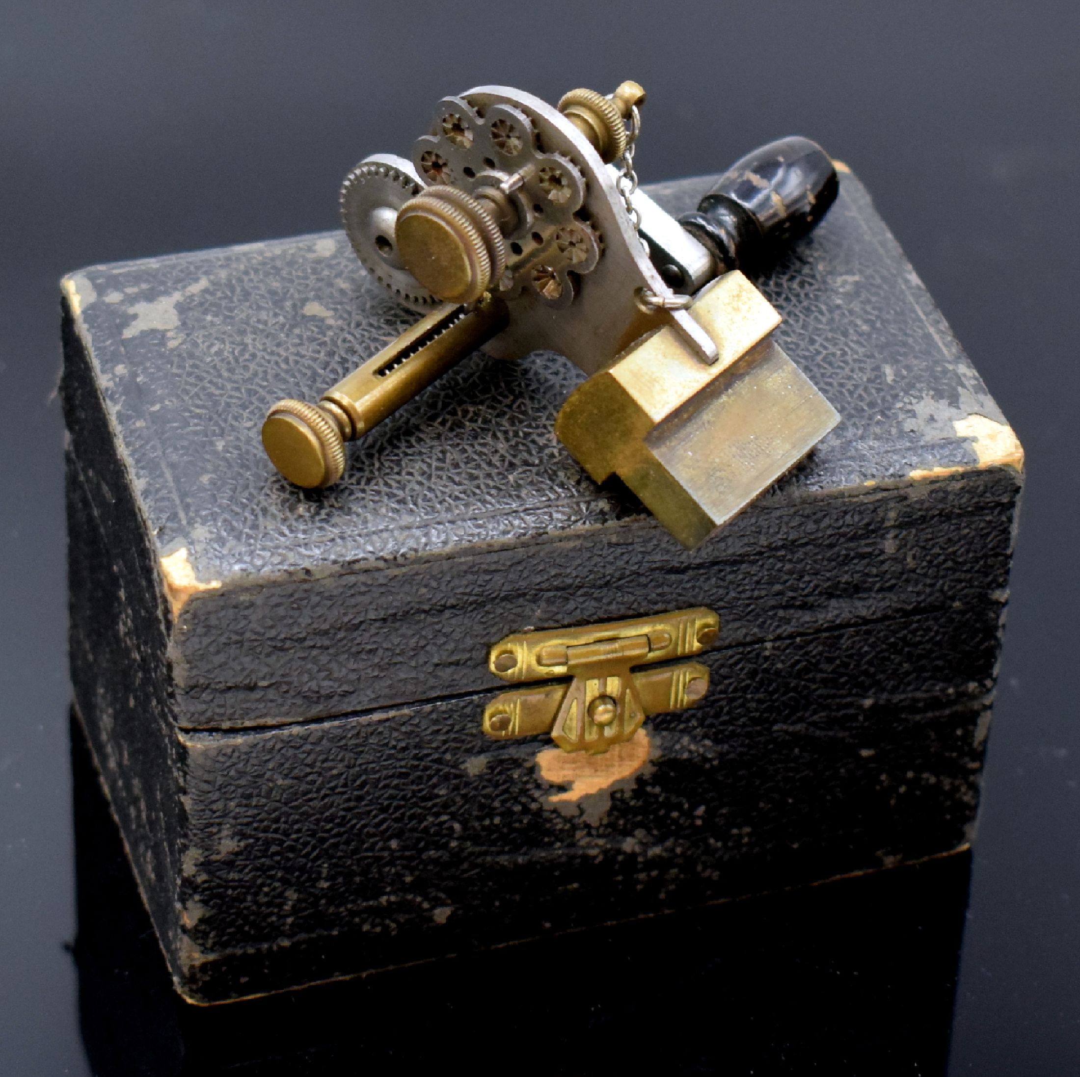 Detail b: Uhrmacher-Werkzeug 3 Teile, 1) Schraubenkopf-Poliermaschine im original Holzkasten, div. Spannvorrichtungen und Polierscheiben anbei, 2) Bügelfräse ...